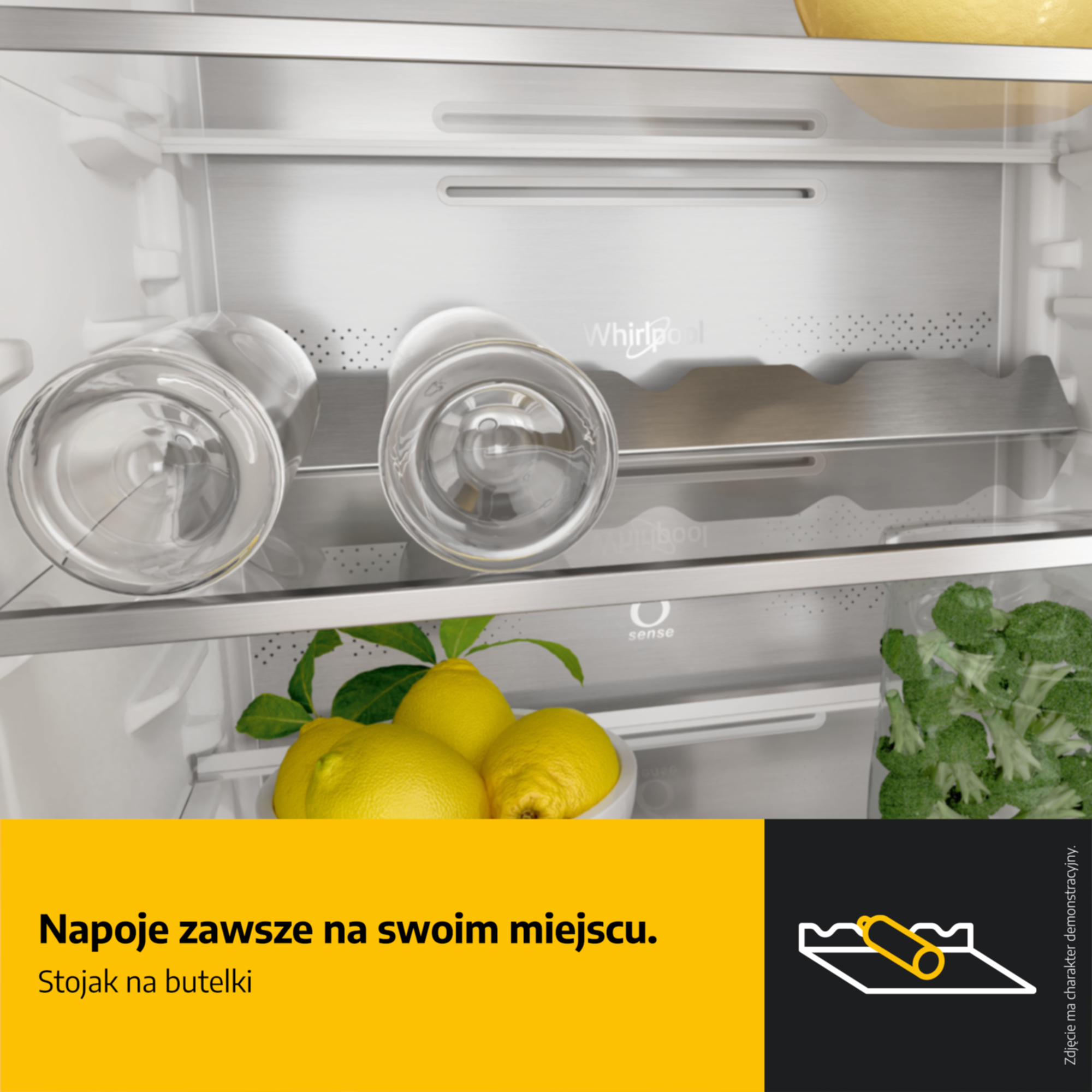 Dwa szklanki na półce, z cytrynami i brokułami w lodówce.