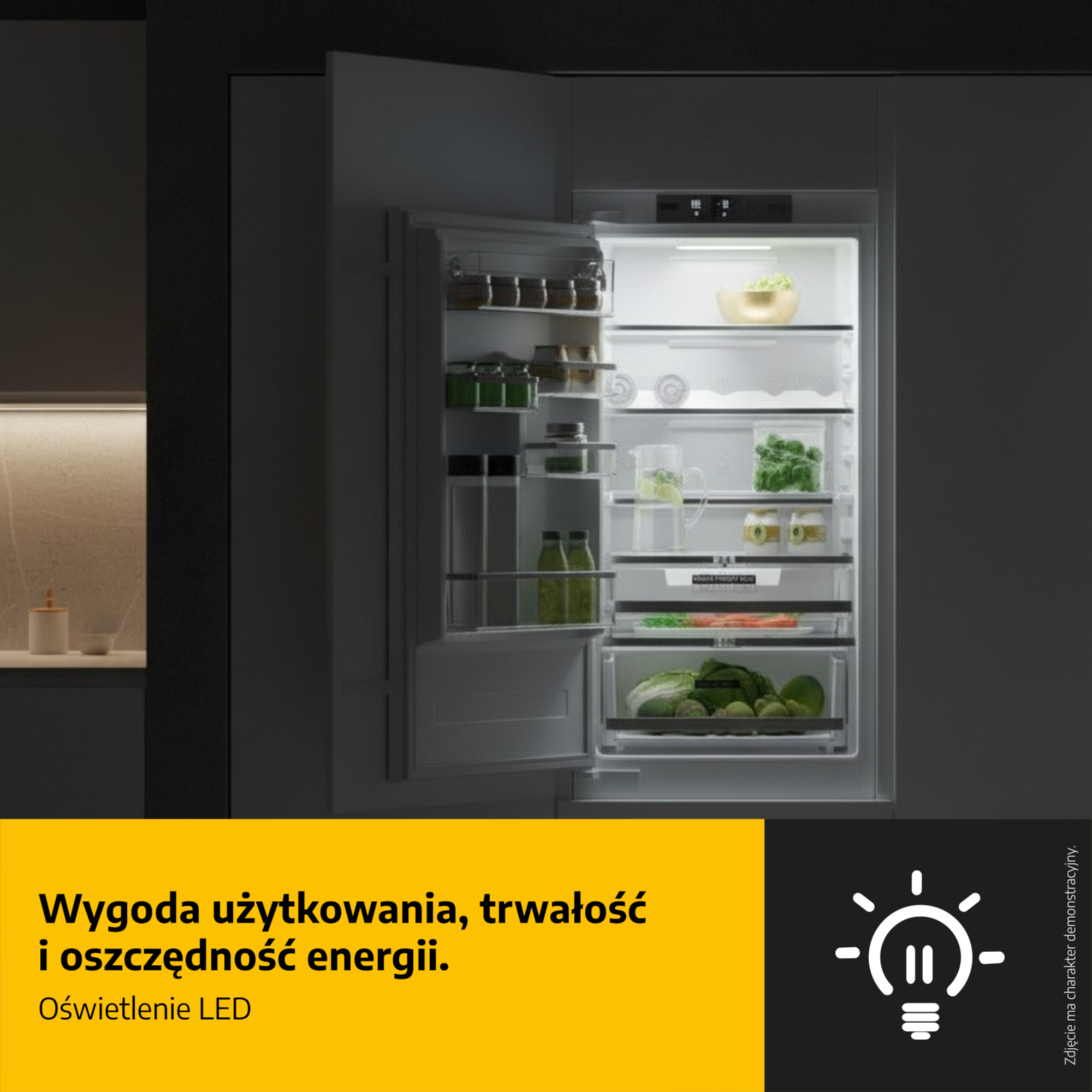 Otwarta lodówka z oświetleniem LED i żywnością w środku.