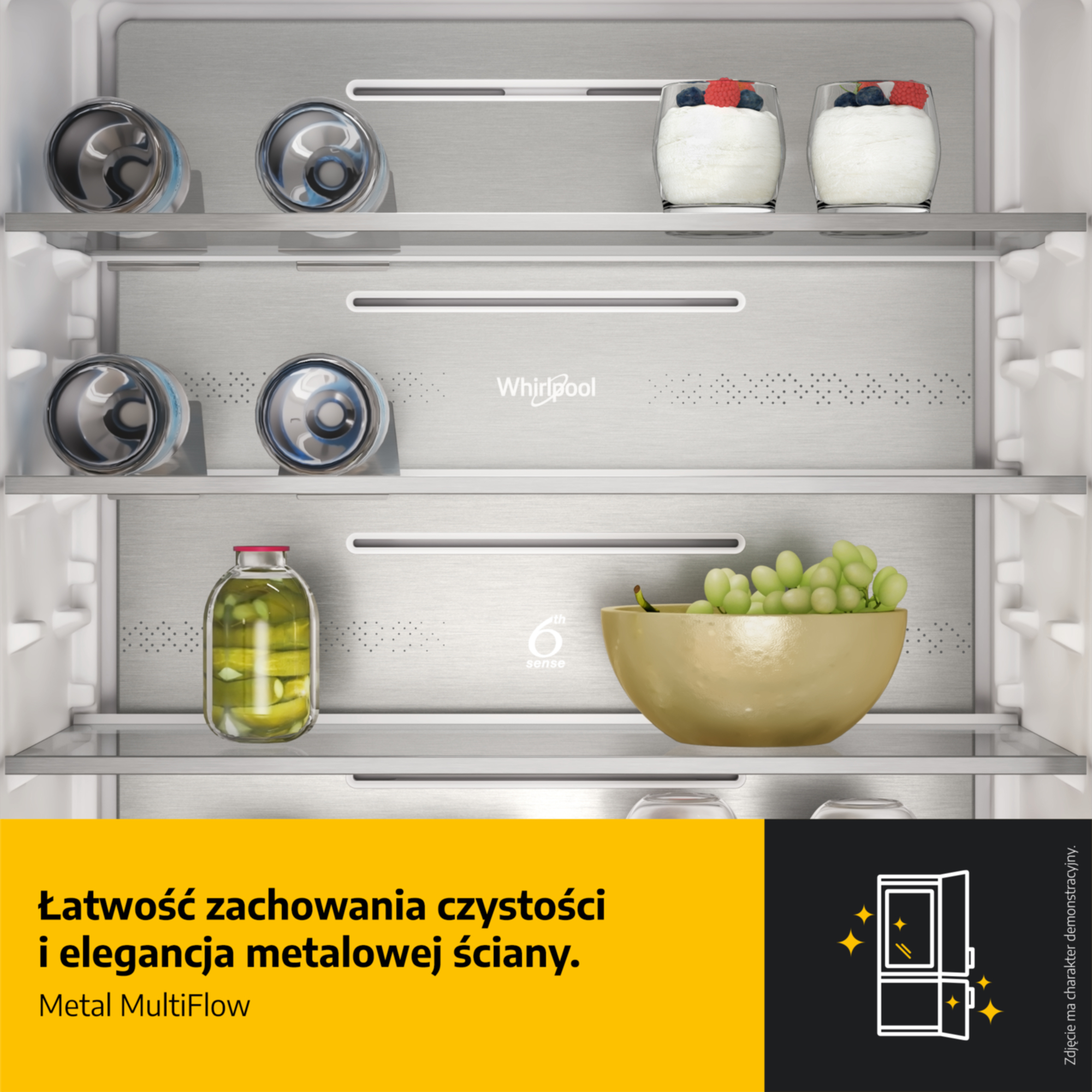 Półki lodówki z puszkami, szklankami i winogronami. Metalowe powierzchnie.