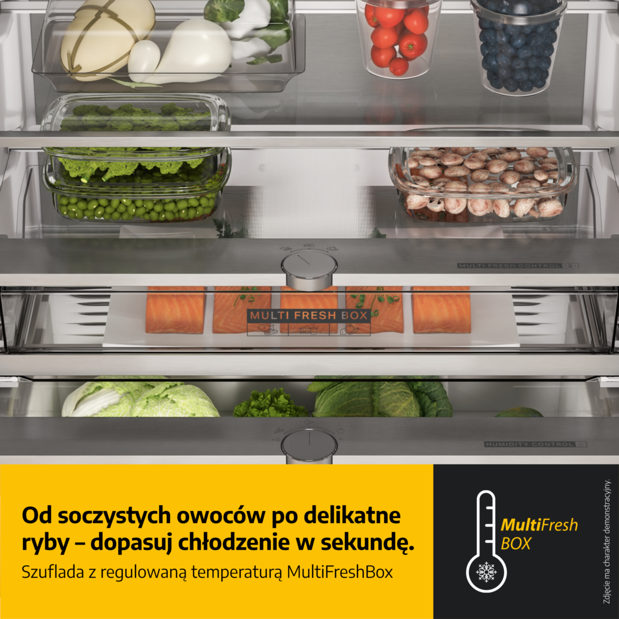 Półki lodówki z owocami, warzywami, grzybami i łososiem.