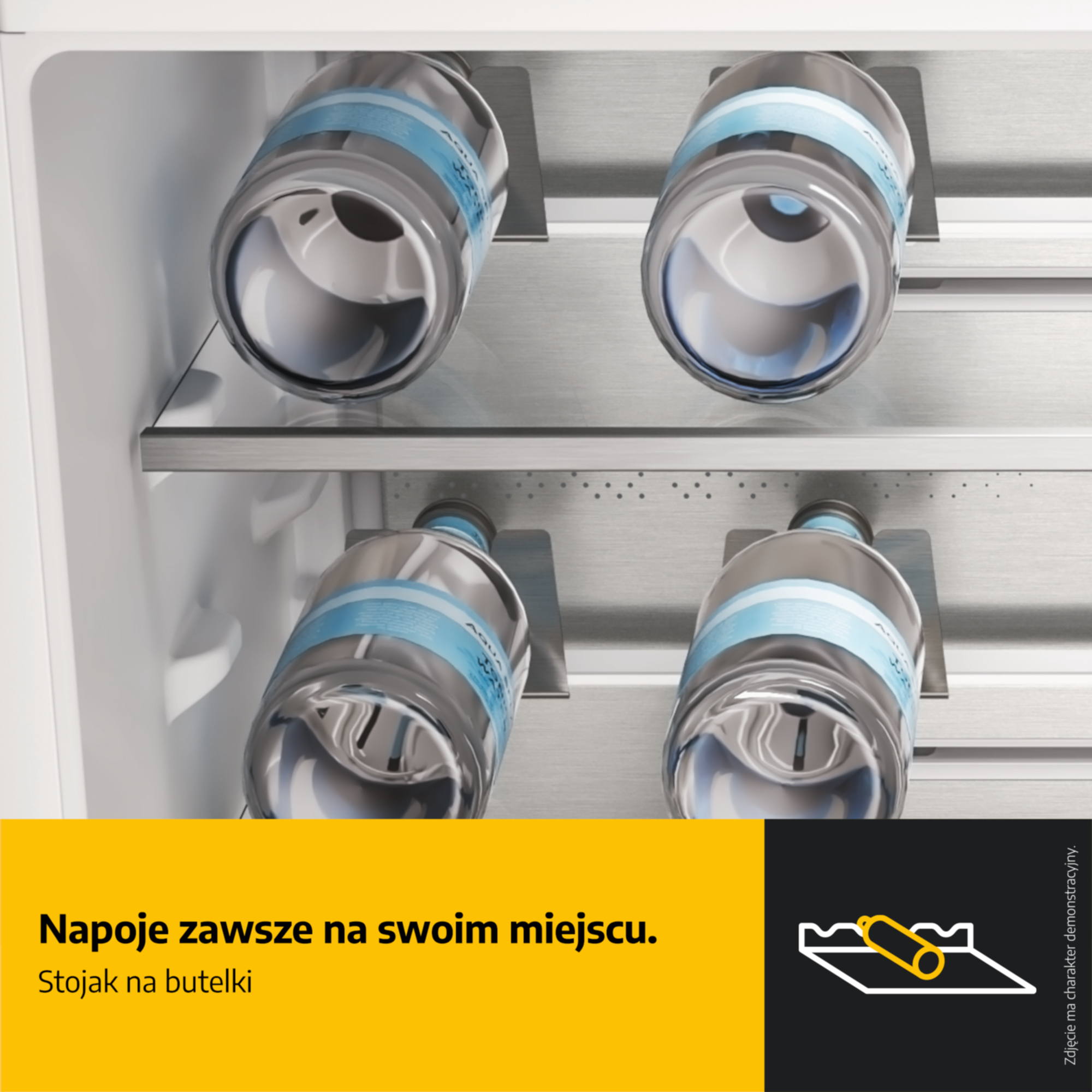 Cztery butelki z wodą poukładane w schowku lodówki.