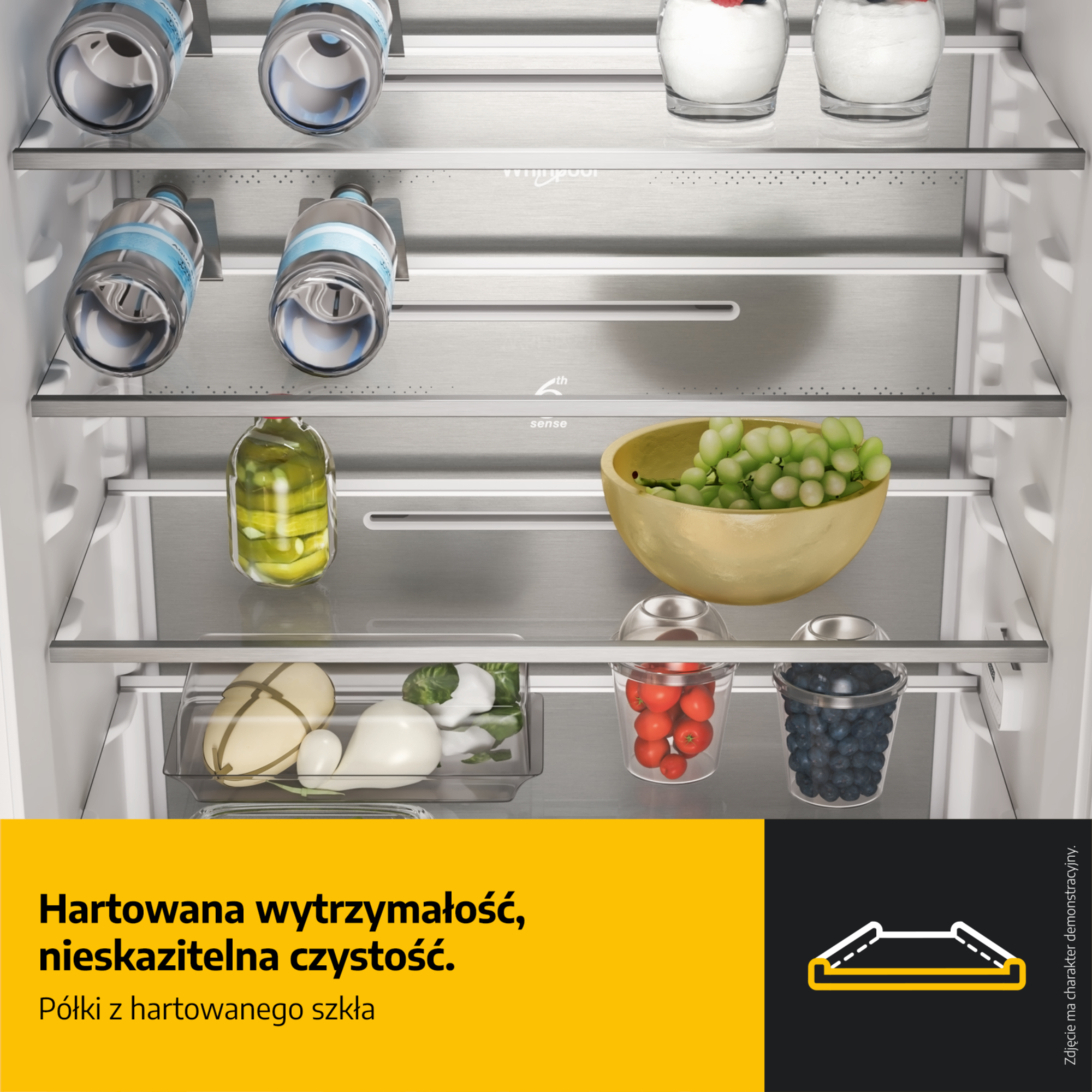 Lodówka ze szklanymi półkami, zawierająca butelki z wodą, winogrona, pomidory i jagody.