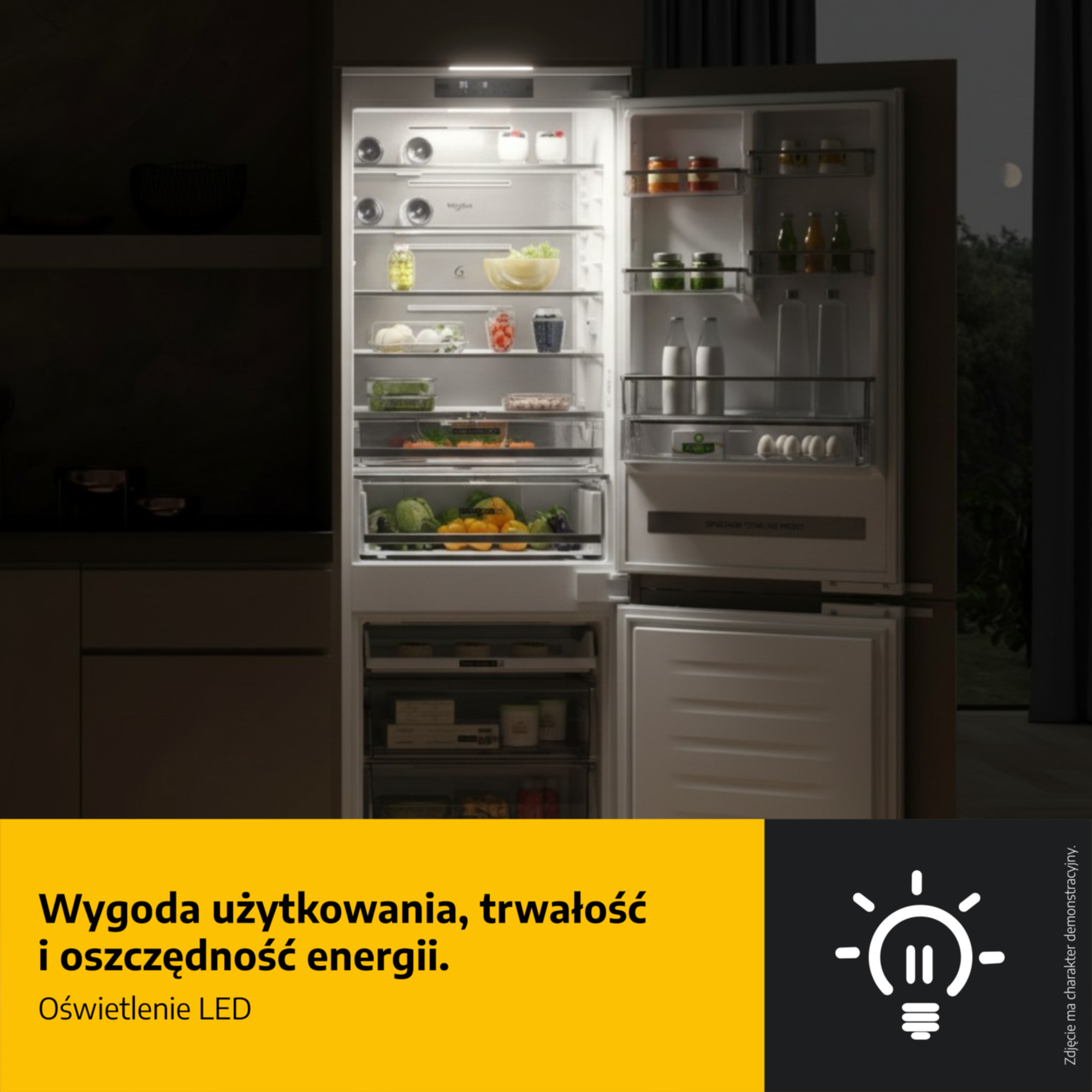 Otwarta lodówka z żywnością i oświetleniem LED. Żółty obszar tekstowy.