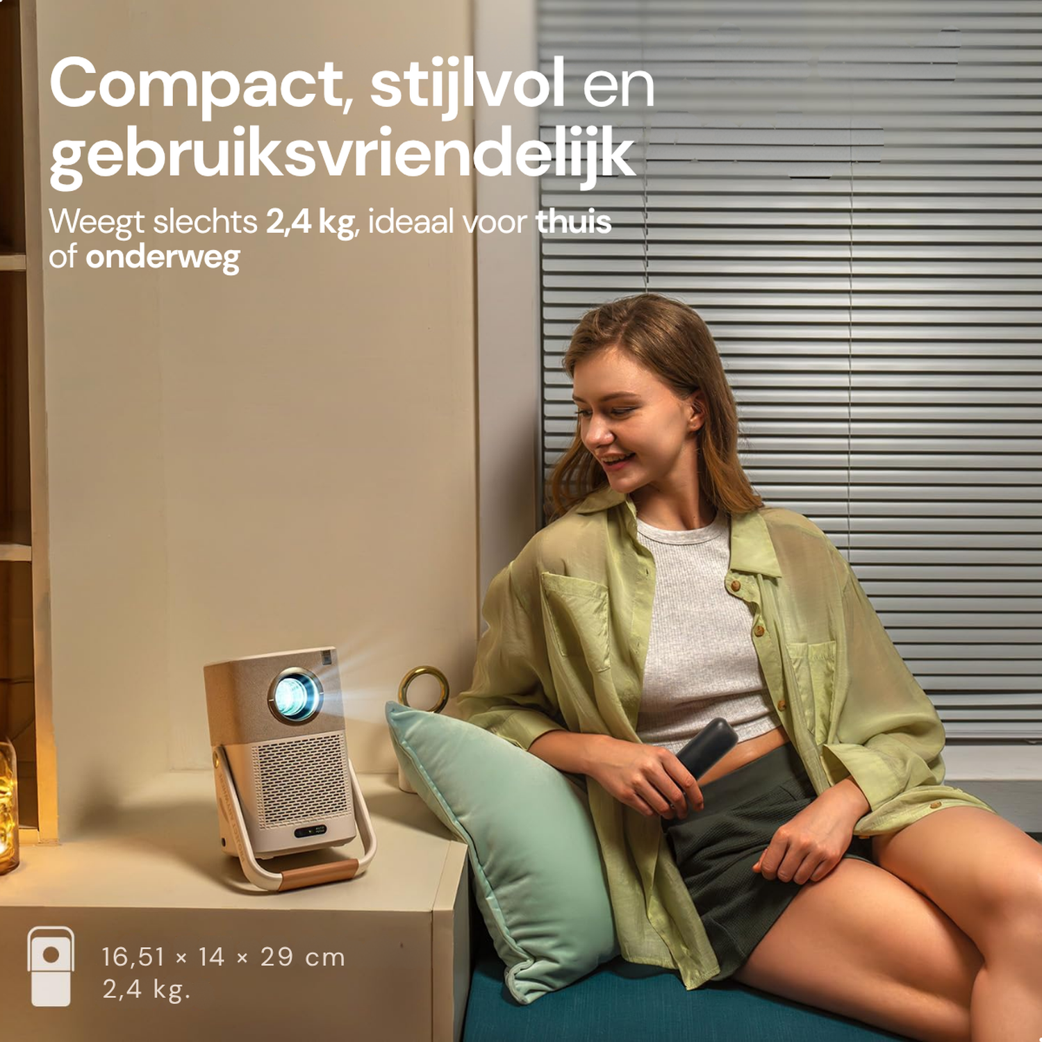 Een compacte projector met afstandsbediening, vastgehouden door een vrouw.