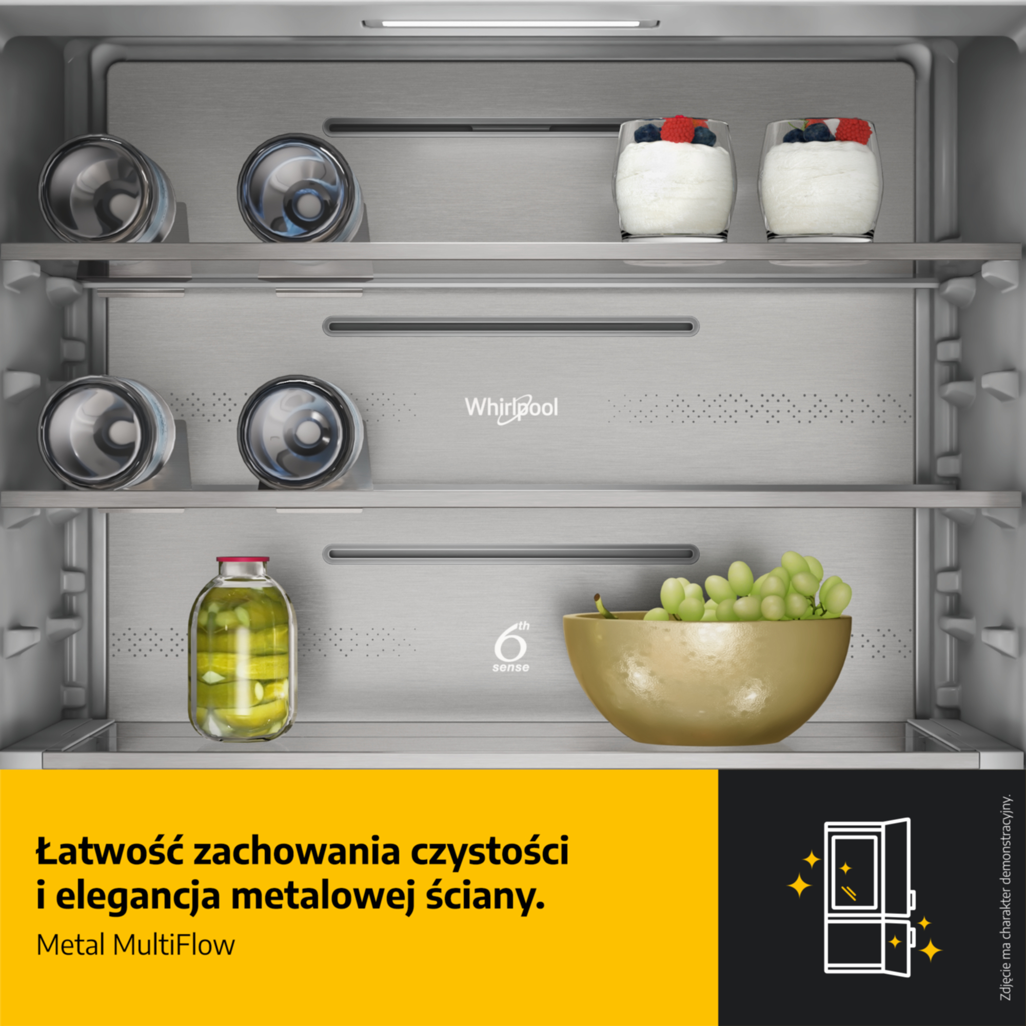 Wnętrze lodówki ze szklankami, słoikiem ogórków i miską winogron.