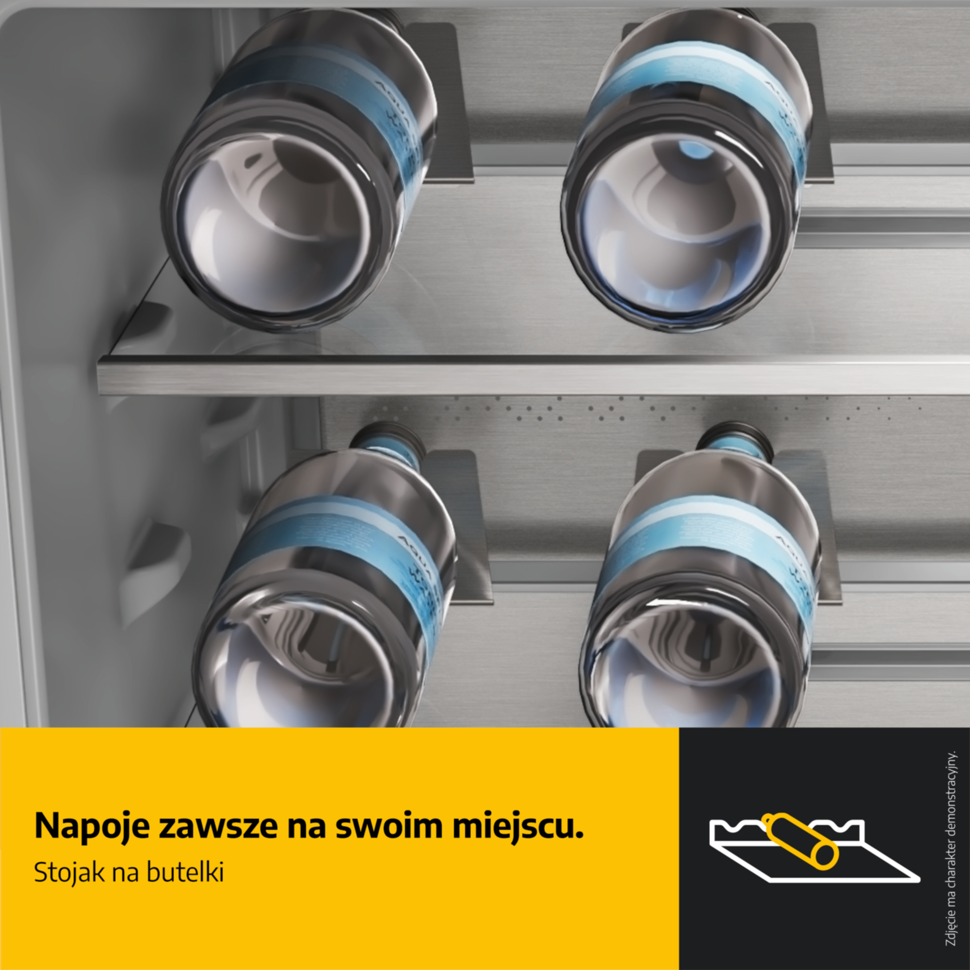 Cztery butelki wody z niebieskimi etykietami na półce lodówki.