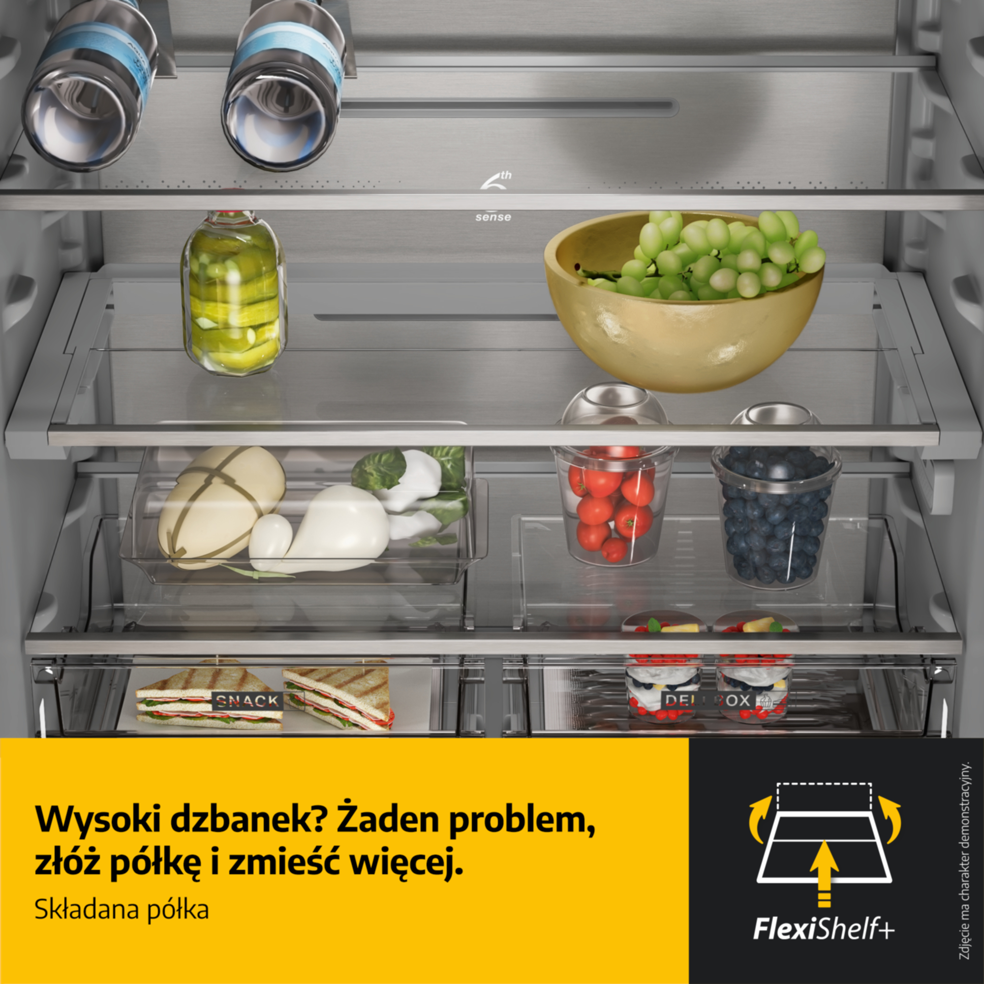 Wnętrze lodówki z ogórkami, winogronami, jagodami, serem i kanapkami.
