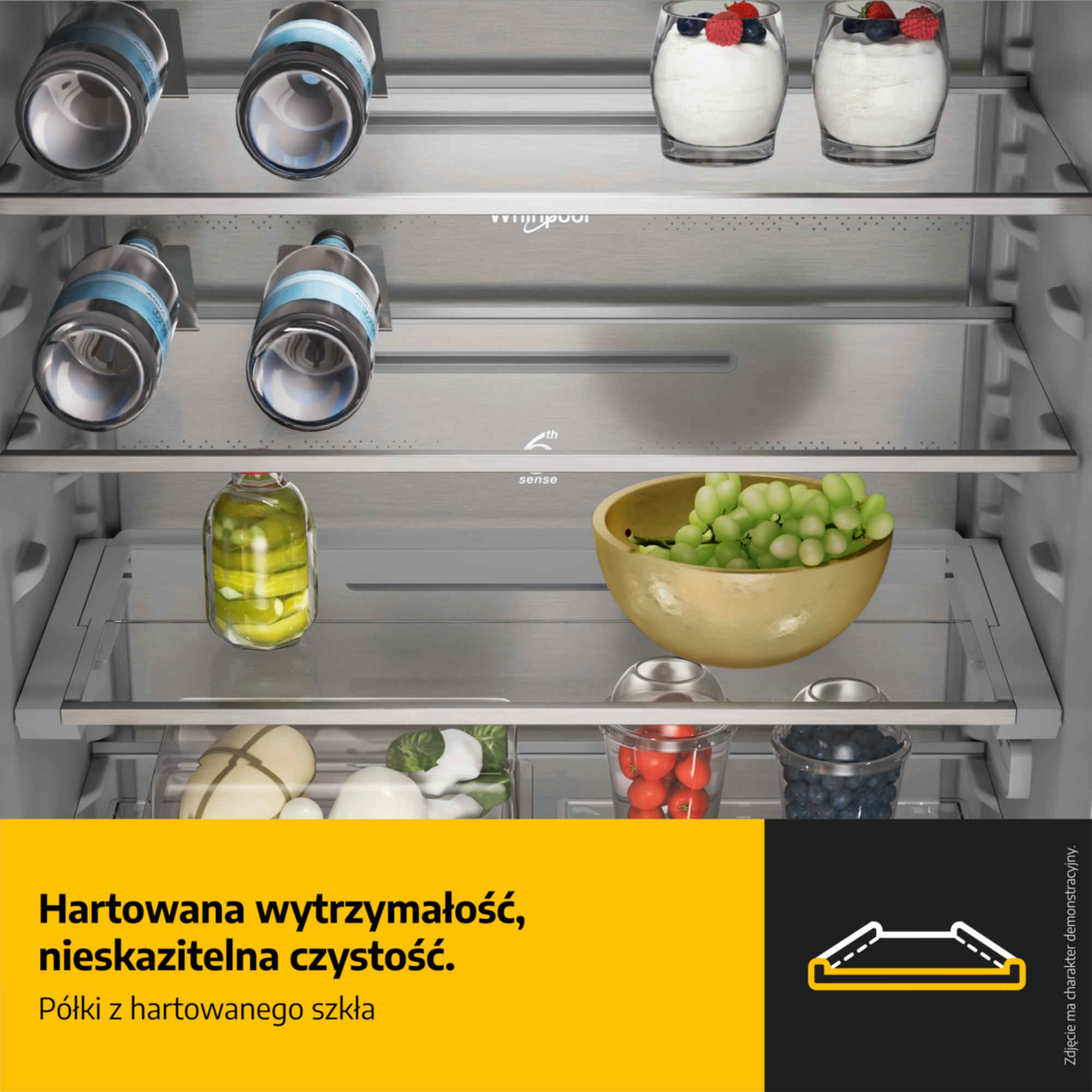 Półki lodówki z butelkami, owocami i deserami jogurtowymi.