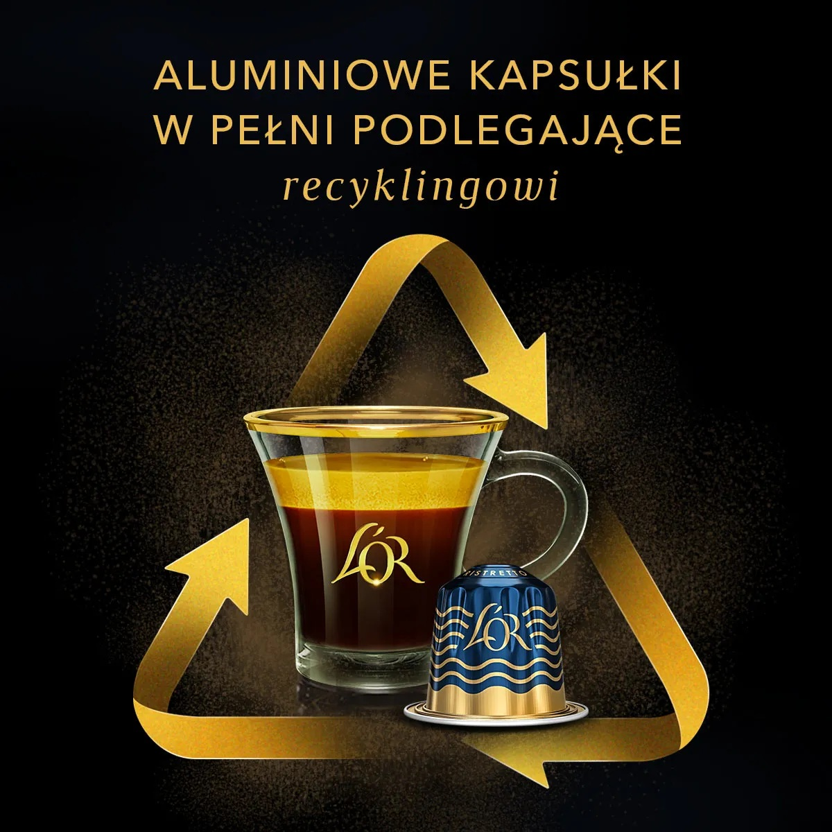Filiżanka kawy z kapsułką obok, otoczona symbolem recyklingu.