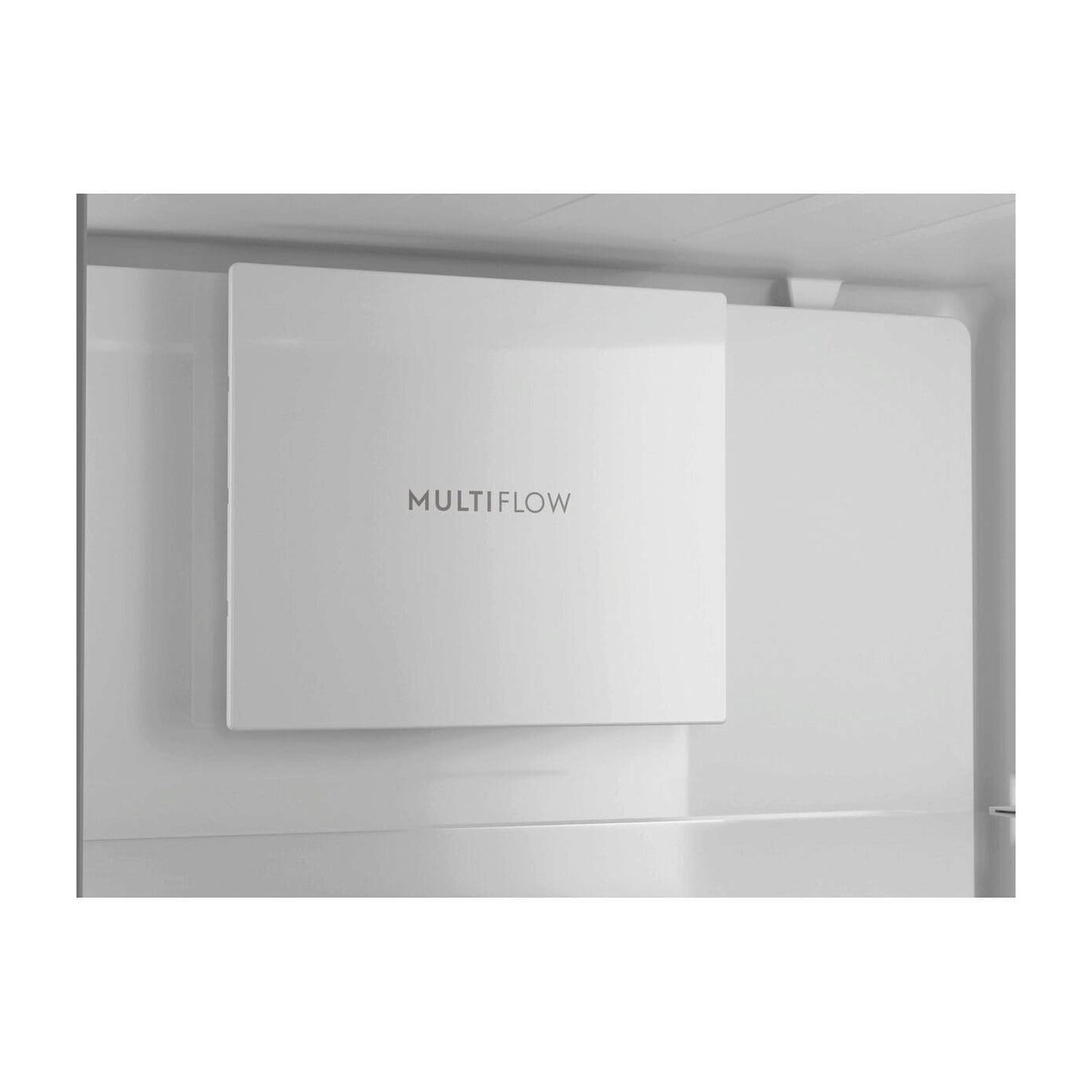 Primo piano dell'interno bianco di un frigorifero con ventola 'MULTIFLOW'.