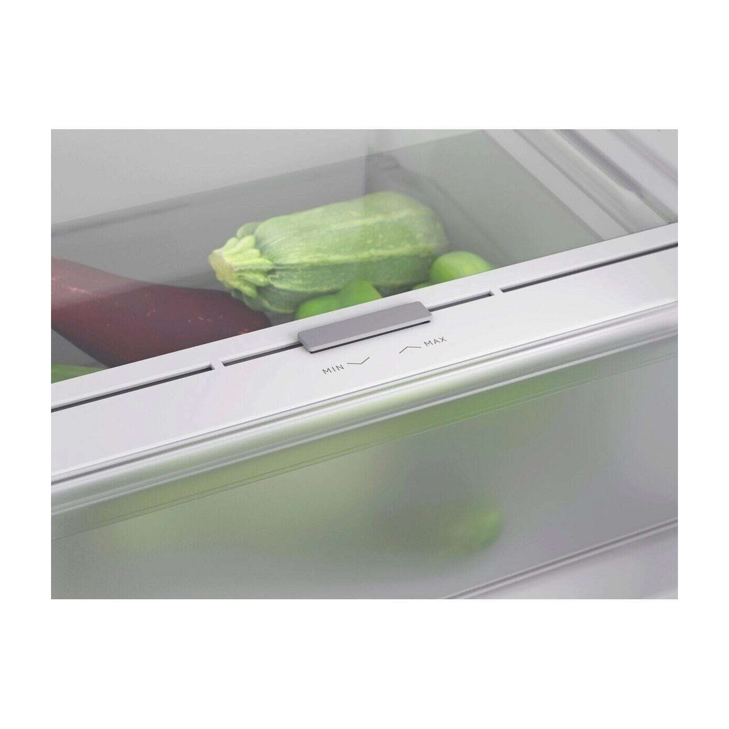 Verdure verdi, tra cui zucchine, in un cassetto del frigorifero con cursore MIN/MAX.
