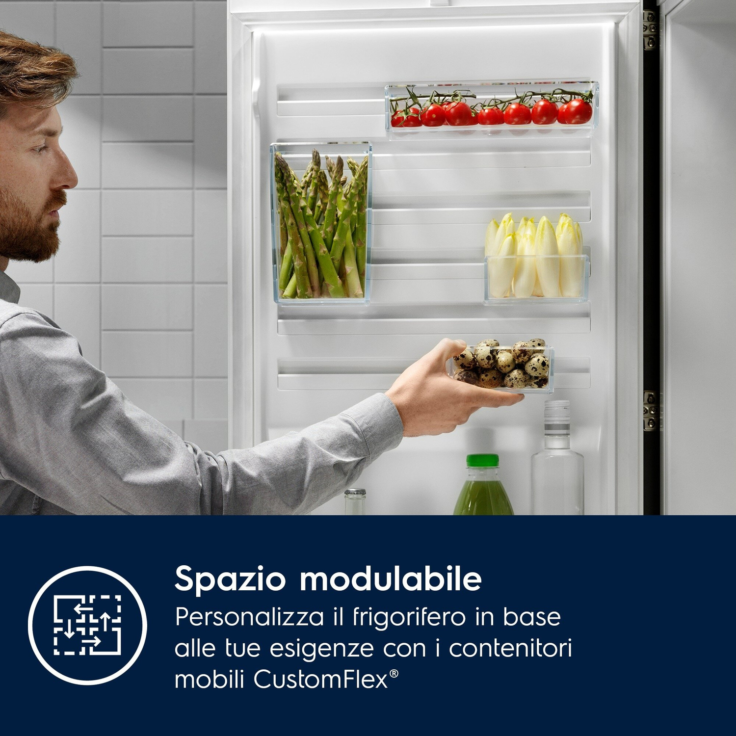 Uomo apre frigorifero con asparagi, pomodori, indivia e uova di quaglia.