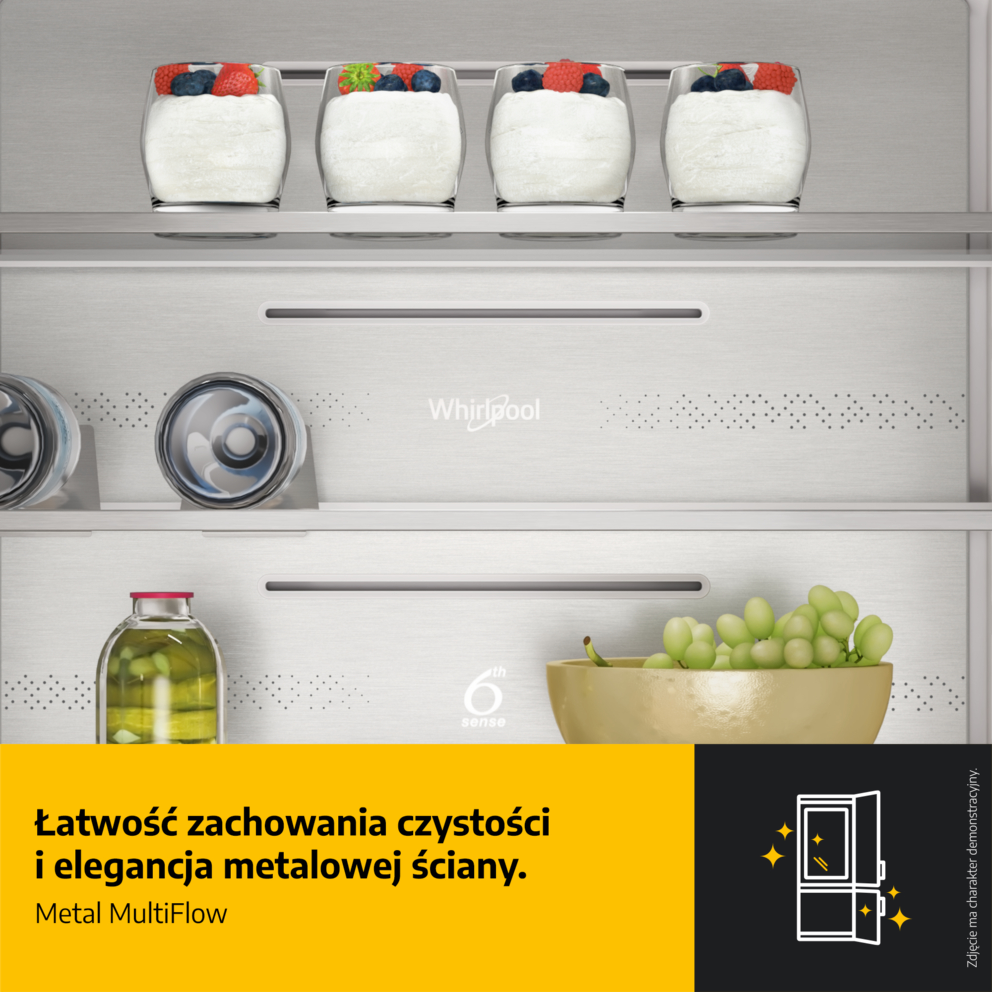 Lodówka z jogurtem w szklankach, butelką oleju i winogronami.