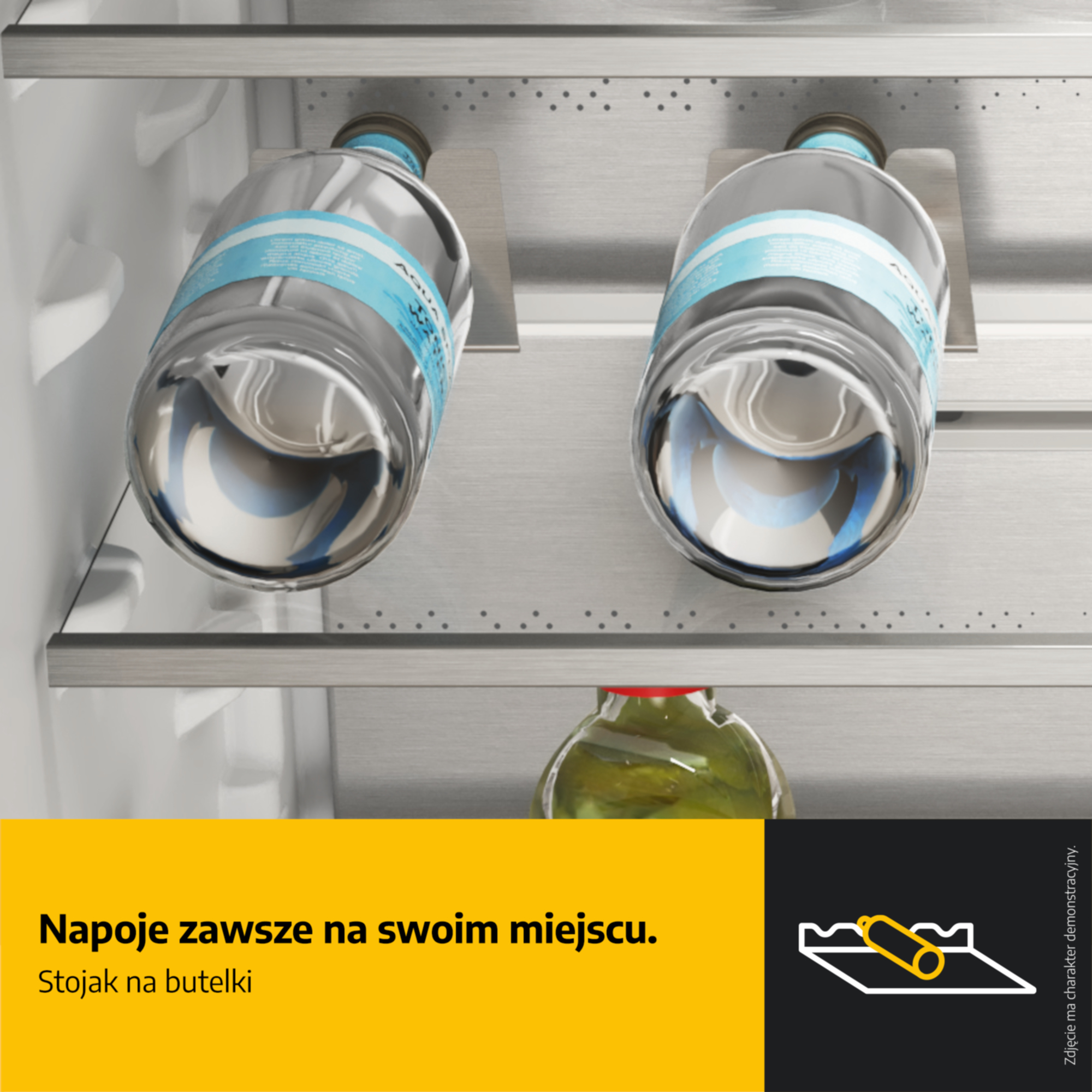 Dwie butelki wody i słoik ogórków na półkach lodówki.