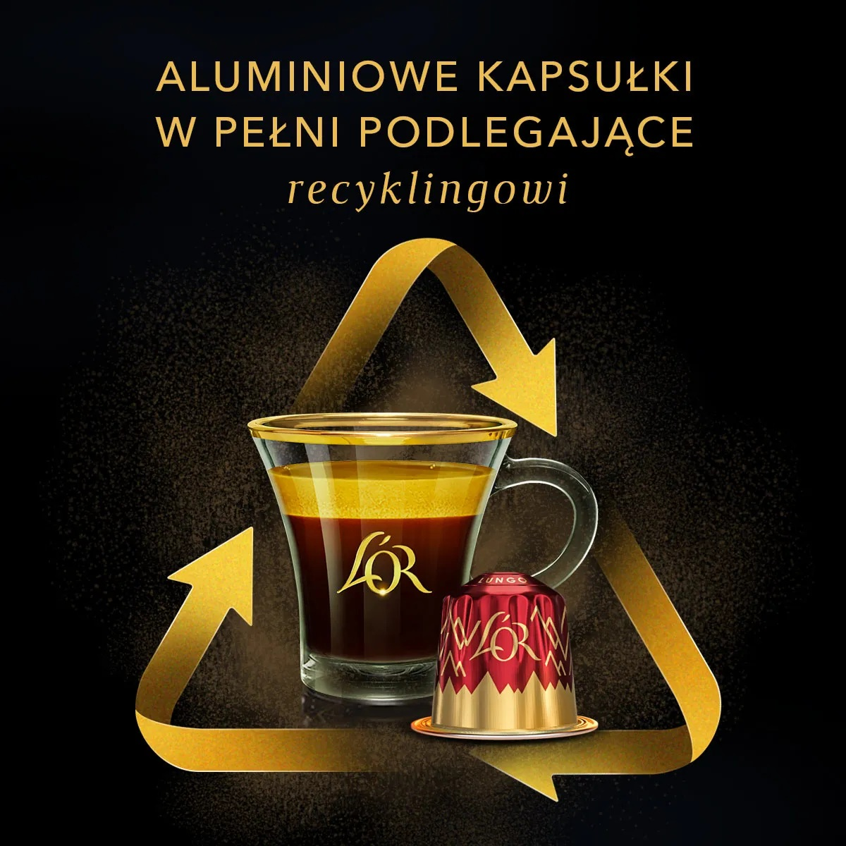 Filiżanka kawy z kapsułką, otoczona żółtymi strzałkami recyklingu.
