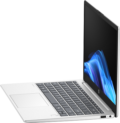Egy nyitott ezüst laptop fekete billentyűzettel és kék háttérképpel.