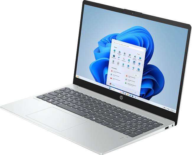 Ezüst laptop kék Windows 11 háttérrel, nyitott Start menüvel.
