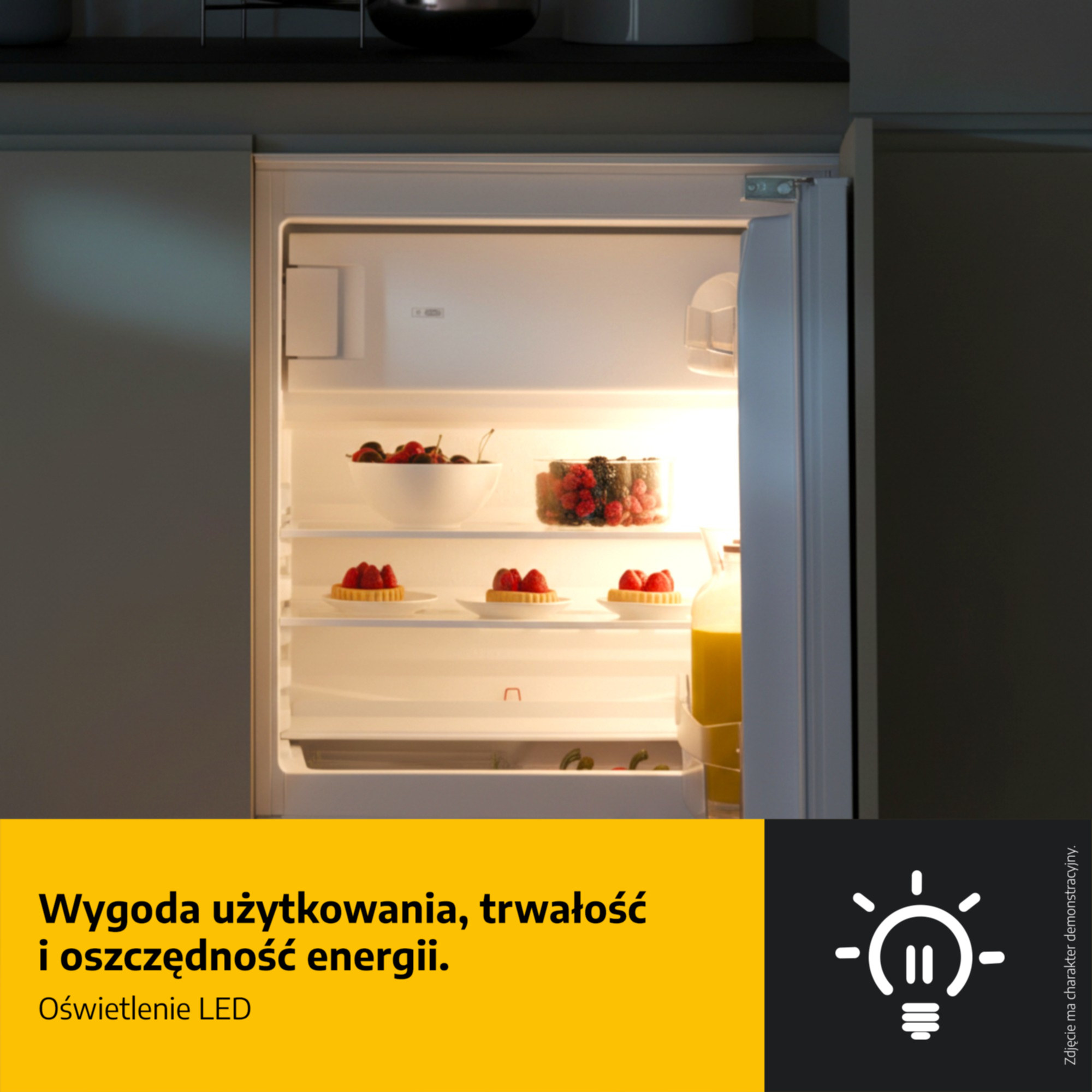 Otwarta lodówka z oświetleniem LED, jagodami i tartami.