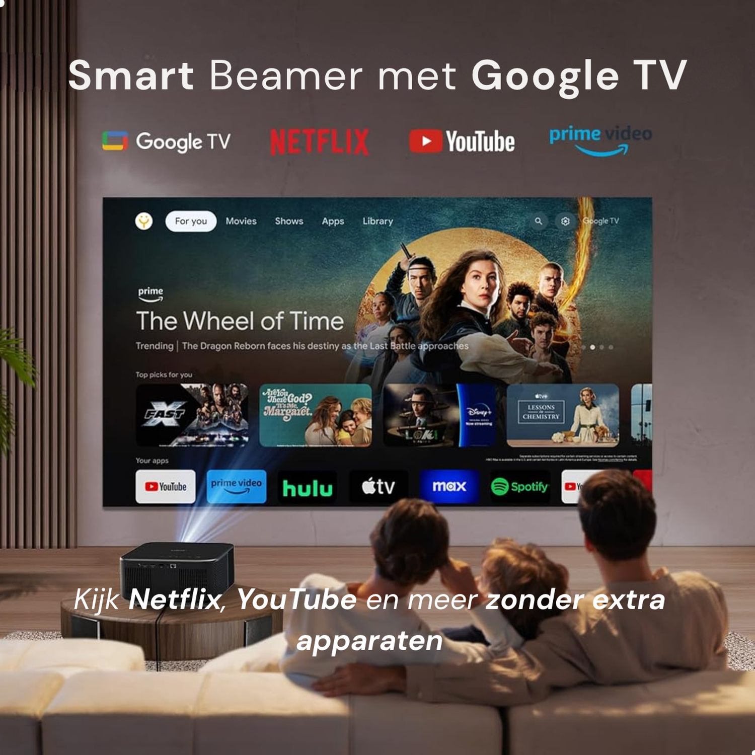 Een beamer met Google TV, met een gezin dat films kijkt.