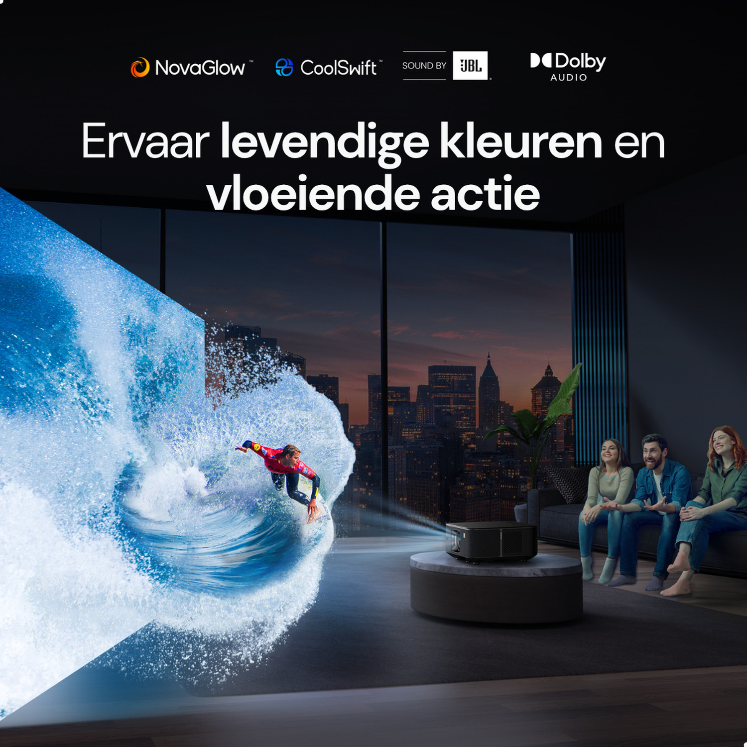 Surfer rijdt op een golf terwijl een projector een film toont aan kijkers.