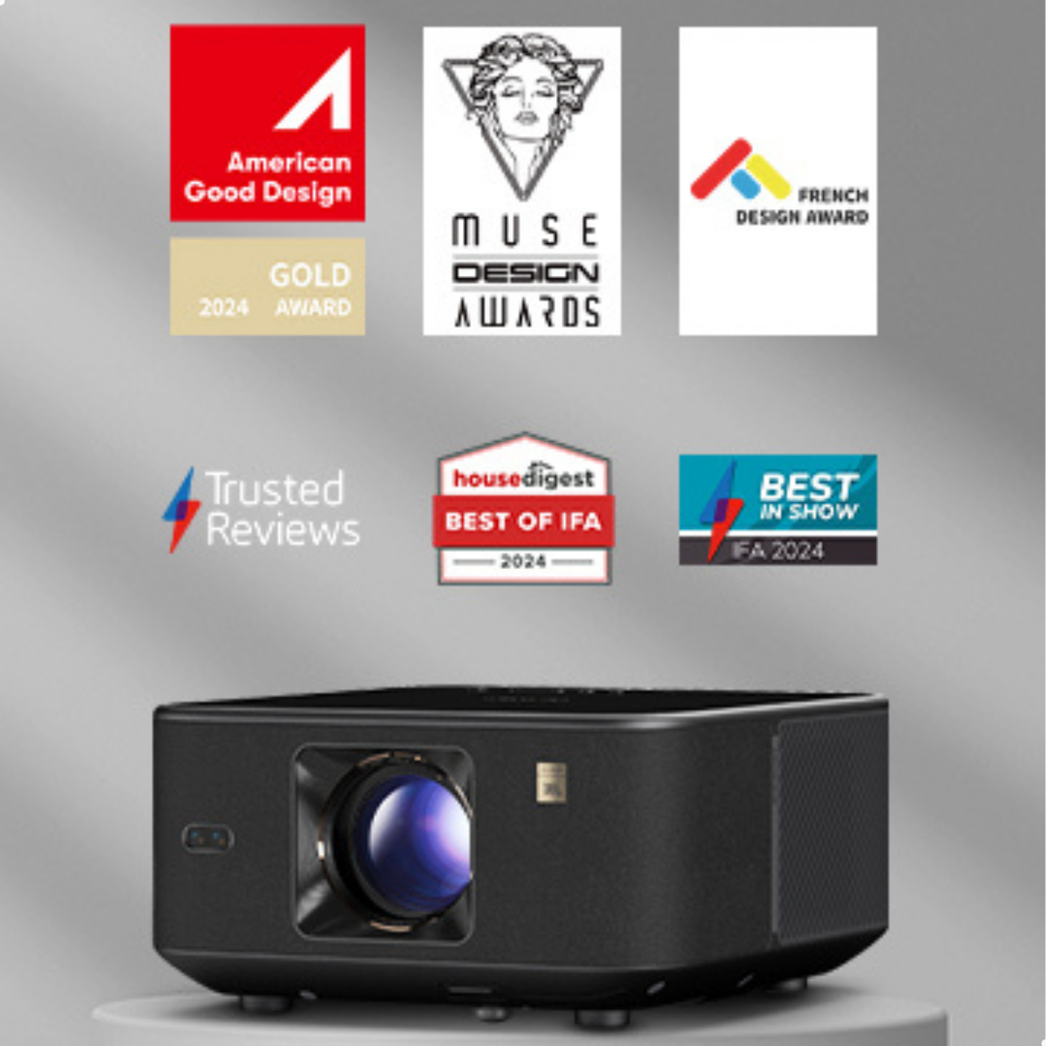 Een zwarte projector met diverse prijzen, waaronder American Good Design en Muse Design Awards.