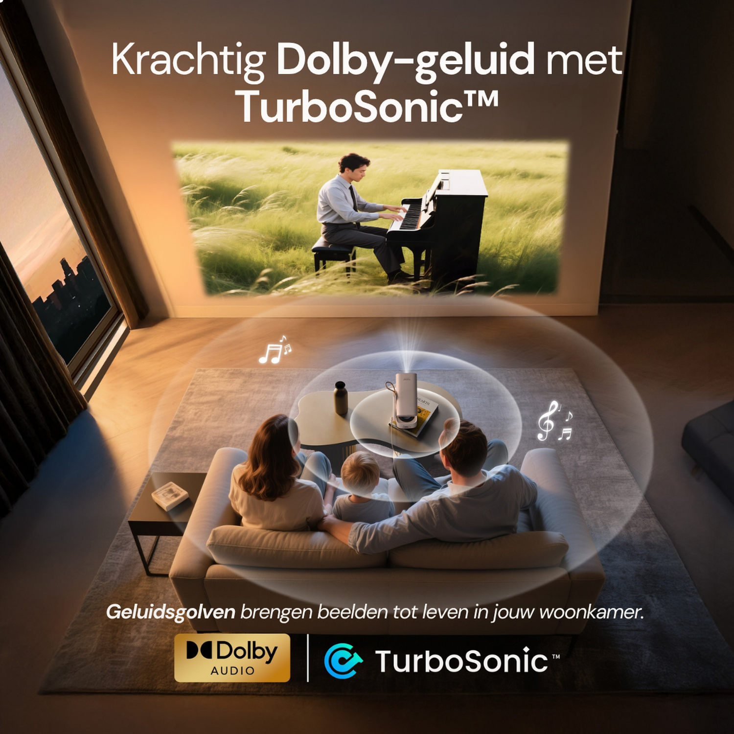 Familie kijkt naar scherm met pianist. Een projector staat op de voorgrond.