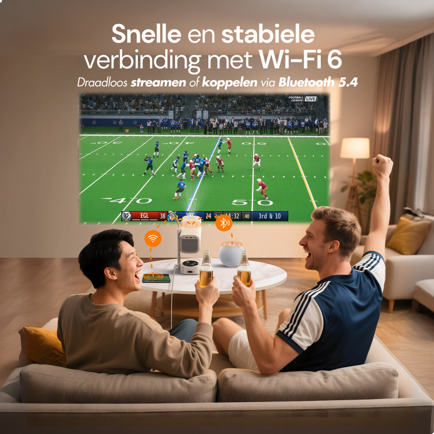 Twee mannen kijken naar football op een projector, drinken bier.