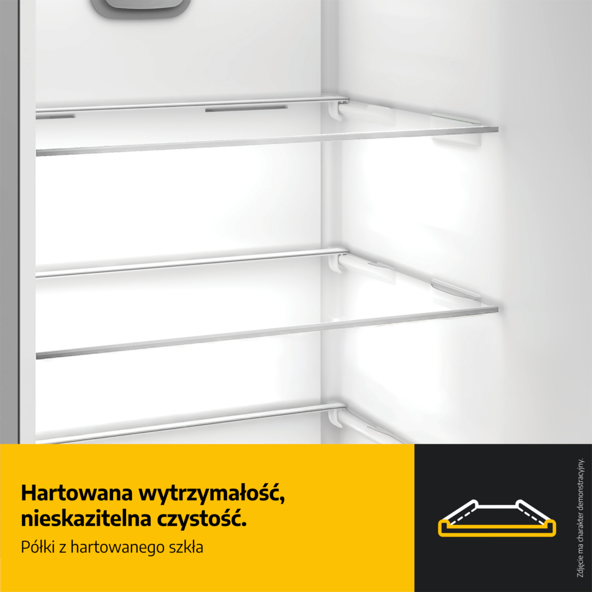 Wnętrze lodówki z szklanymi półkami i żółtym tekstem.