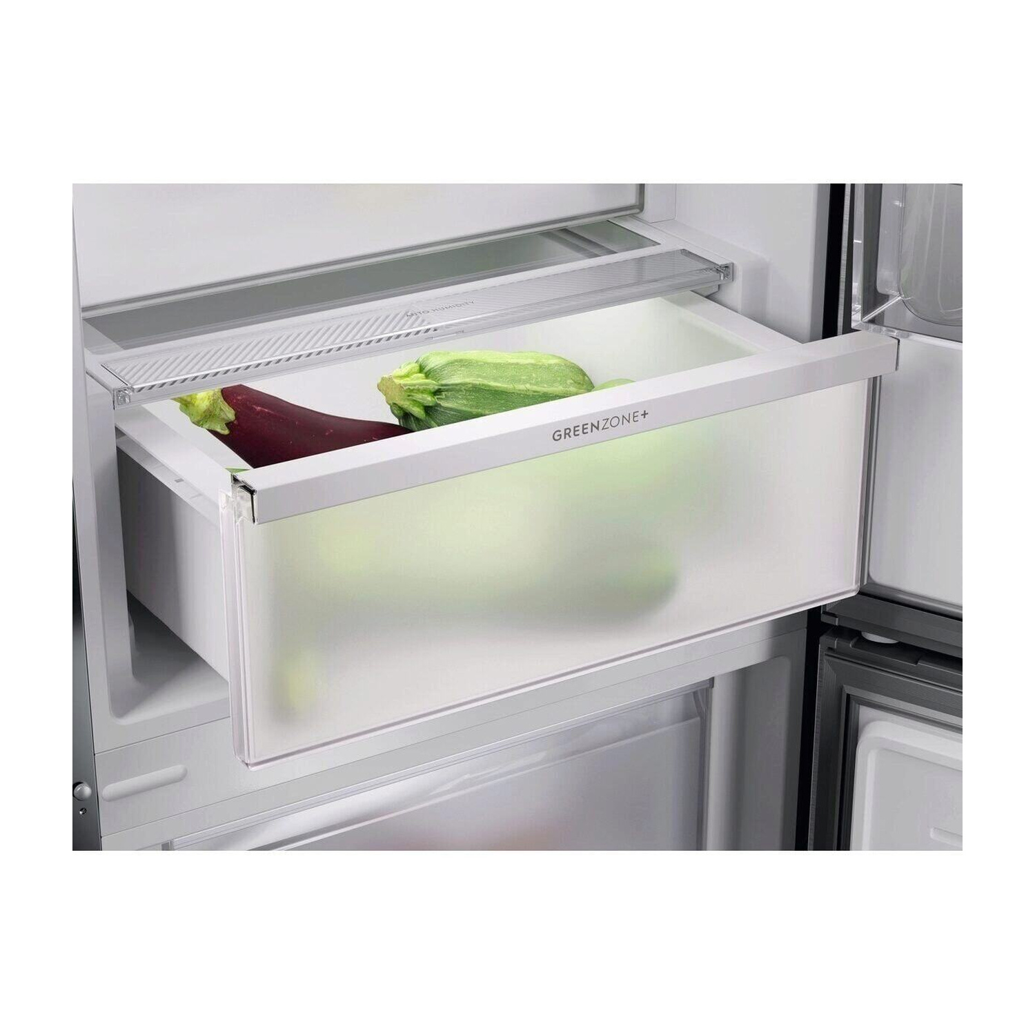 Una melanzana e zucchine in un cassetto del frigorifero etichettato GREENZONE+.