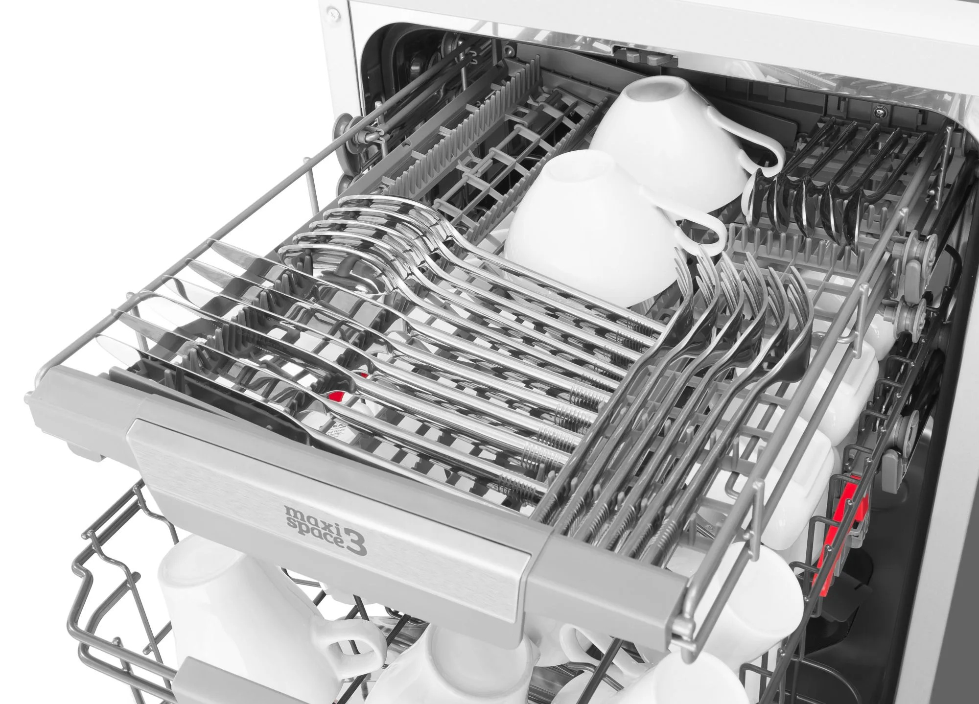 Kosz zmywarki z kubkami i sztućcami.