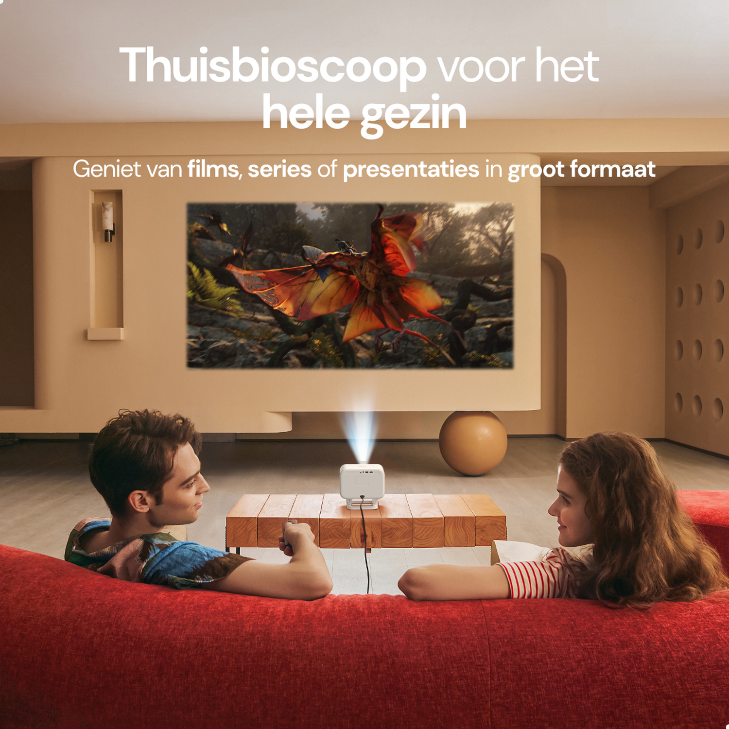 Een stel kijkt film via een projector in een sfeervolle woonkamer.