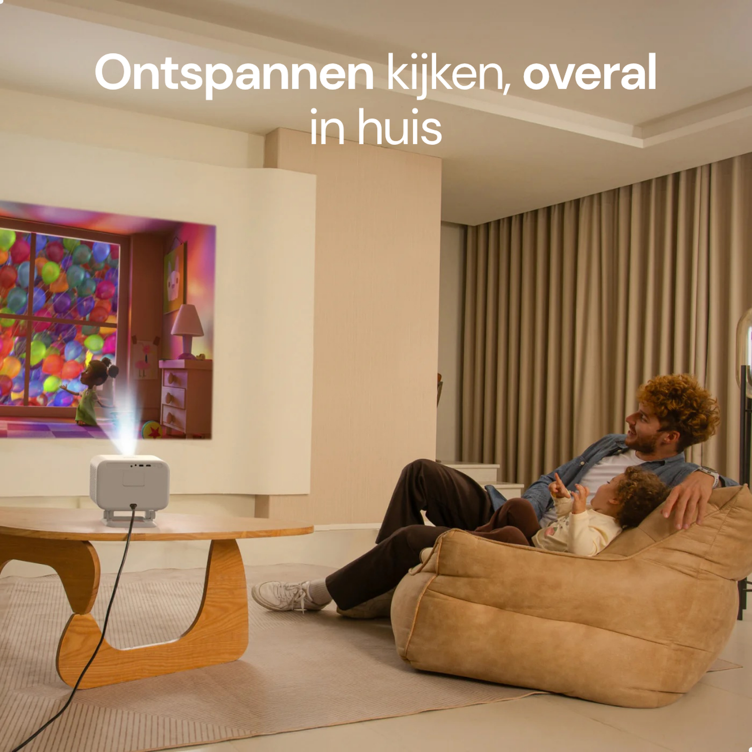 Man en kind ontspannen op een zitzak voor een projectorscherm.