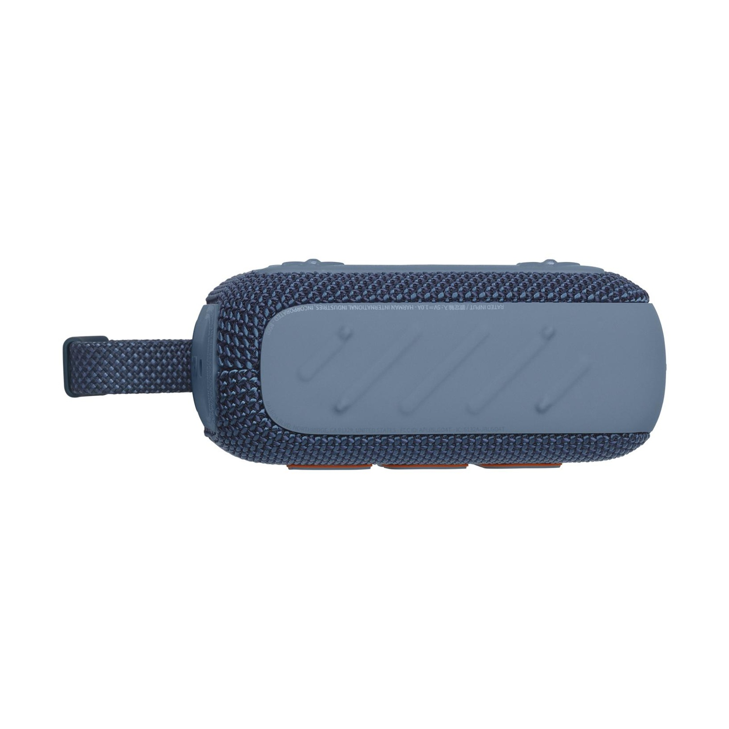 Un altoparlante portatile blu con texture in tessuto e tracolla a sinistra.