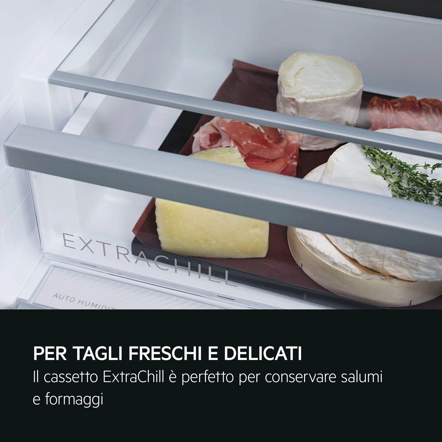 Un cassetto del frigorifero con vari formaggi e salumi.