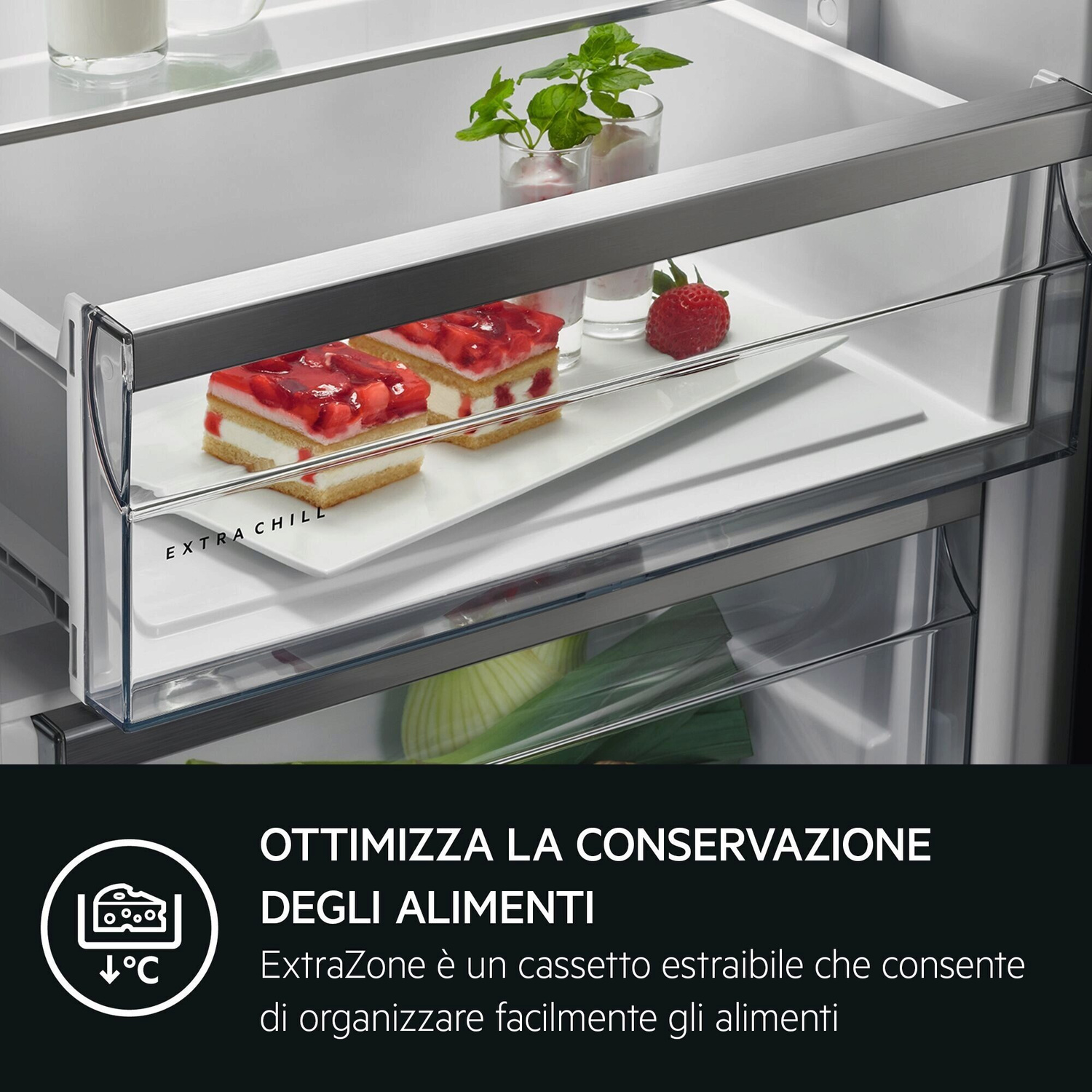 Cassetto frigorifero con torte e fragole, verdure sotto.