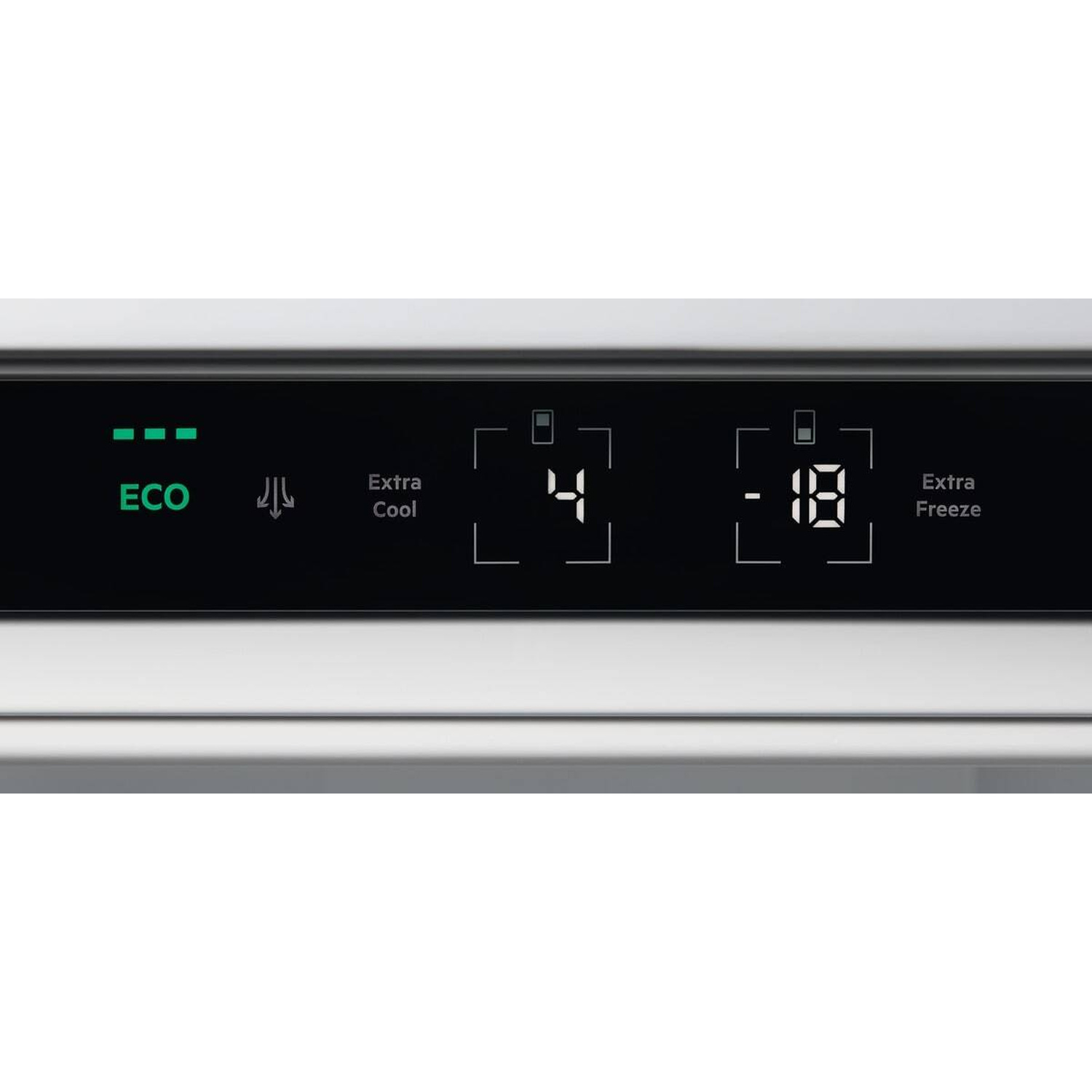 Un display del frigorifero mostra "ECO", "Extra Cool" a 4 gradi e "Extra Freeze" a -18 gradi.
