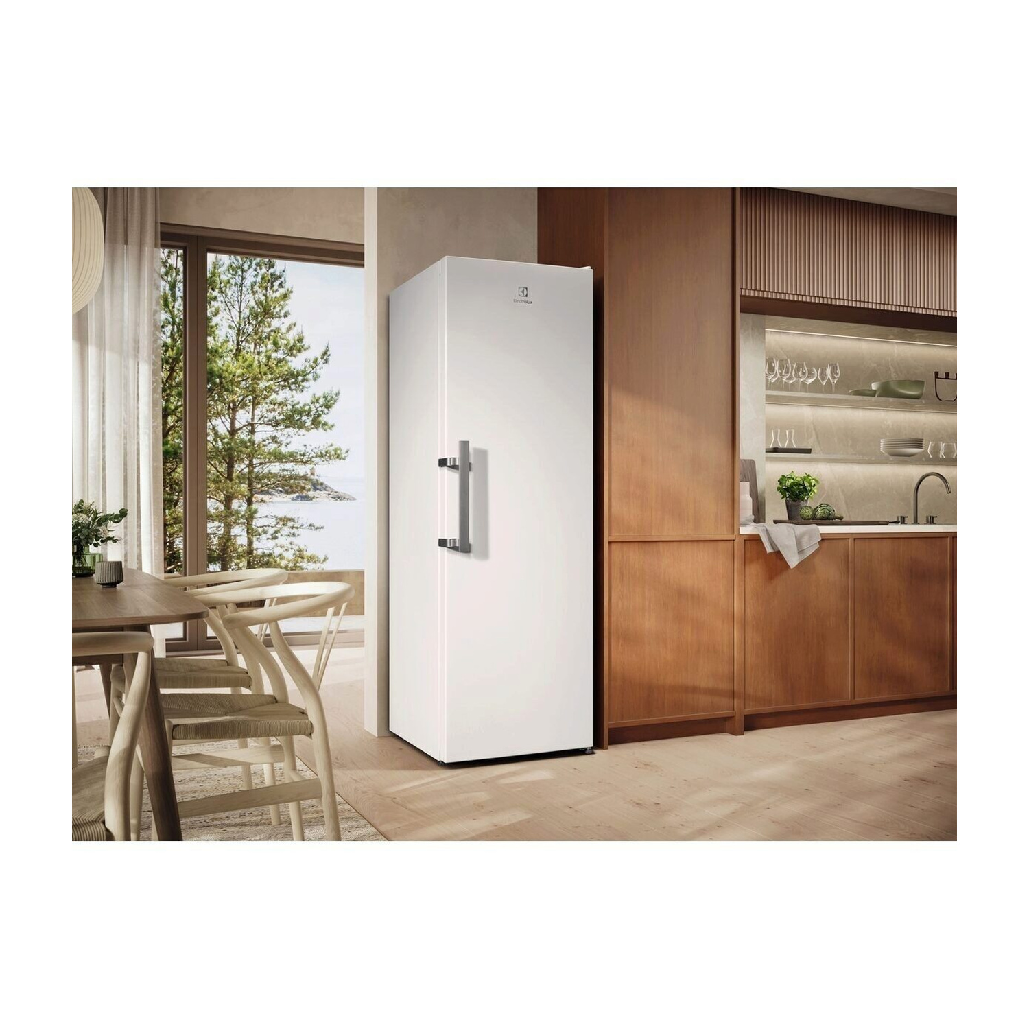 Un congelatore bianco Electrolux in una cucina moderna con mobili in legno e zona pranzo.