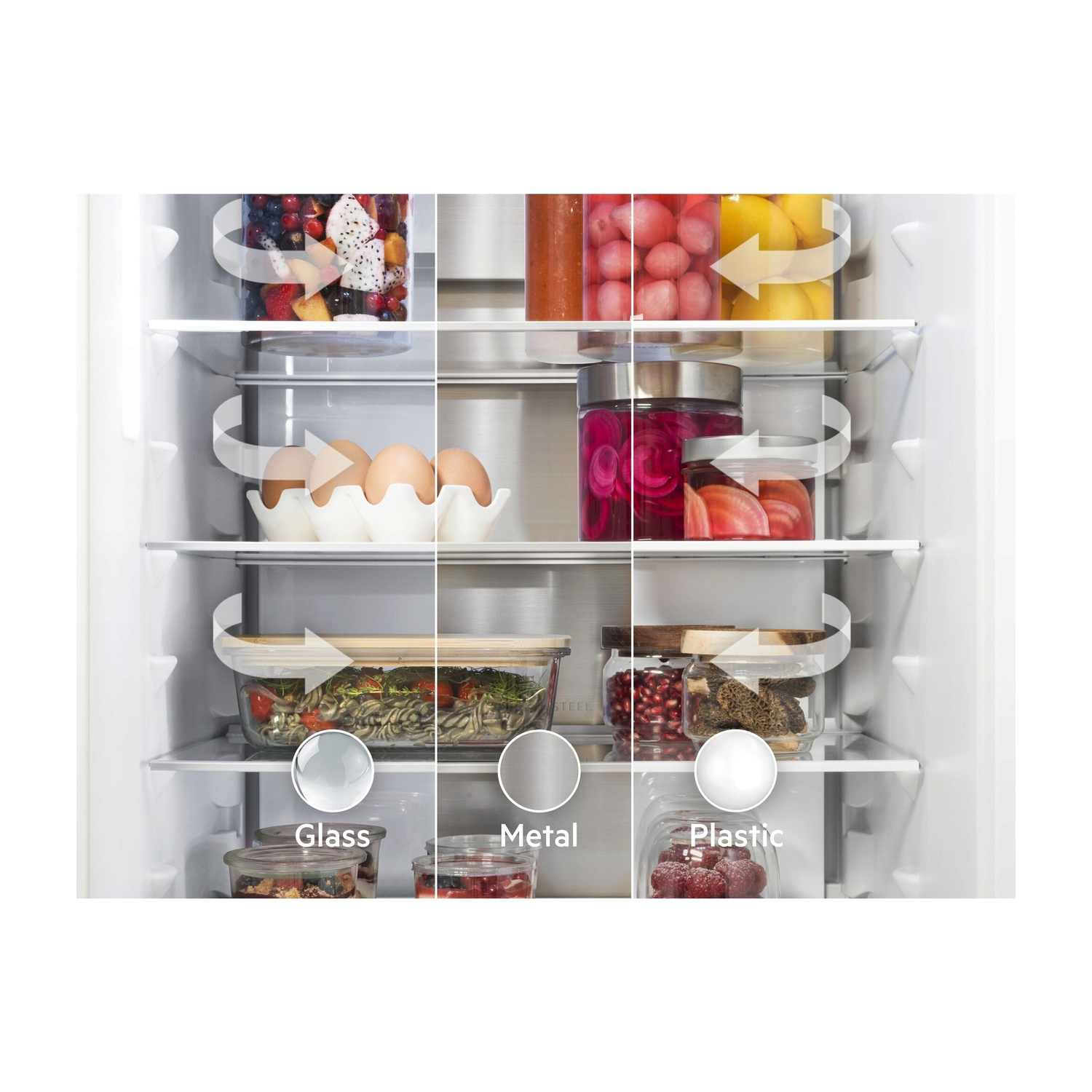 Interno frigorifero con frutta, uova e verdure sottaceto in barattoli e contenitori.
