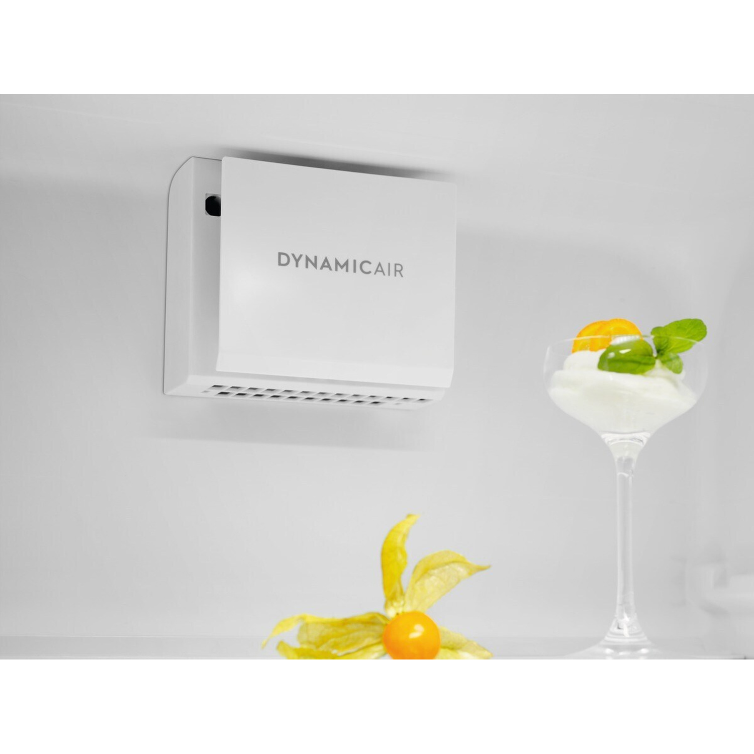 Ventilazione bianca 'DYNAMIC AIR' su muro accanto a dessert e frutta in bicchiere.