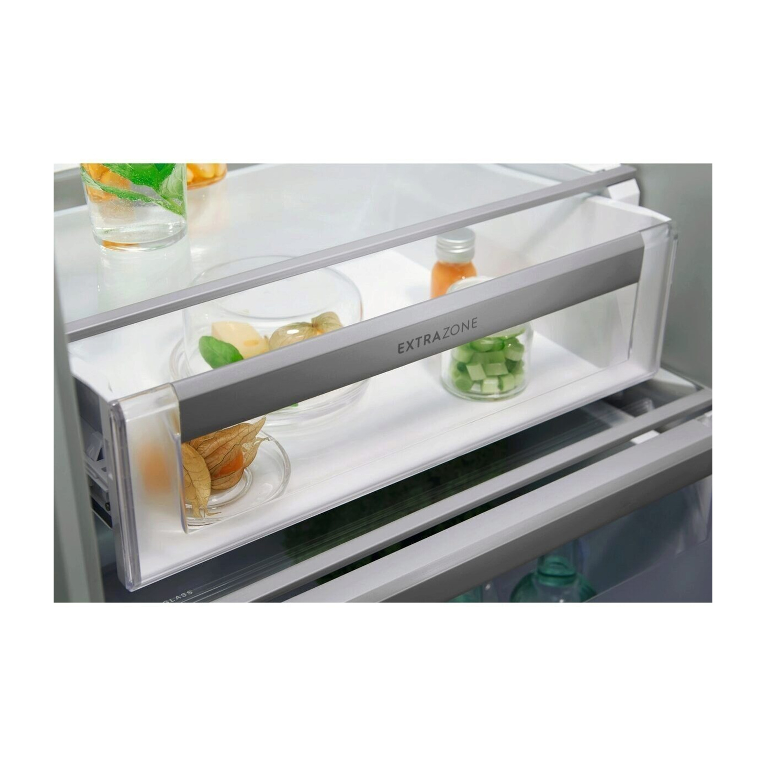 Un cassetto del frigorifero contenente frutta e verdura.
