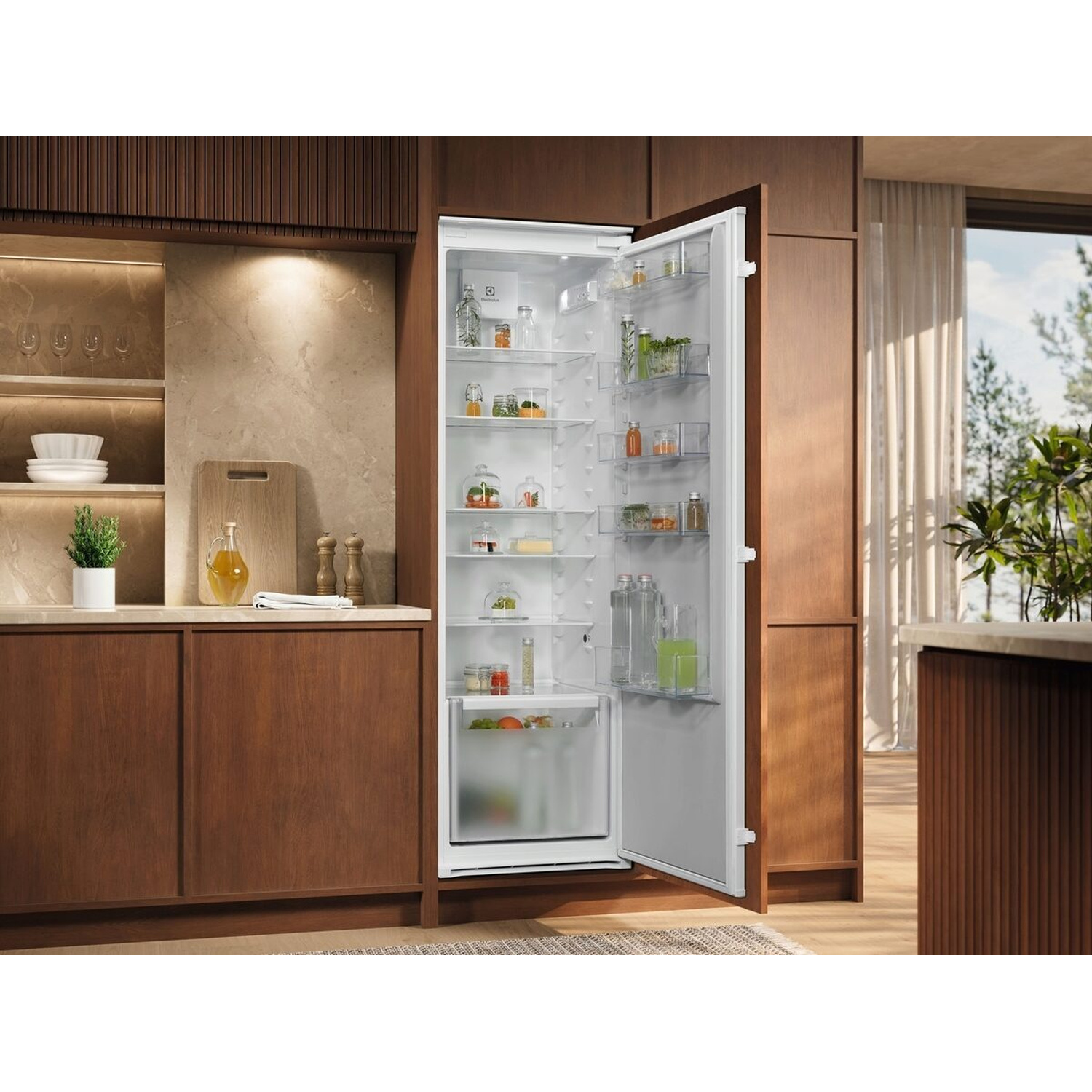 Frigorifero aperto in cucina moderna con elementi in legno e luce naturale.