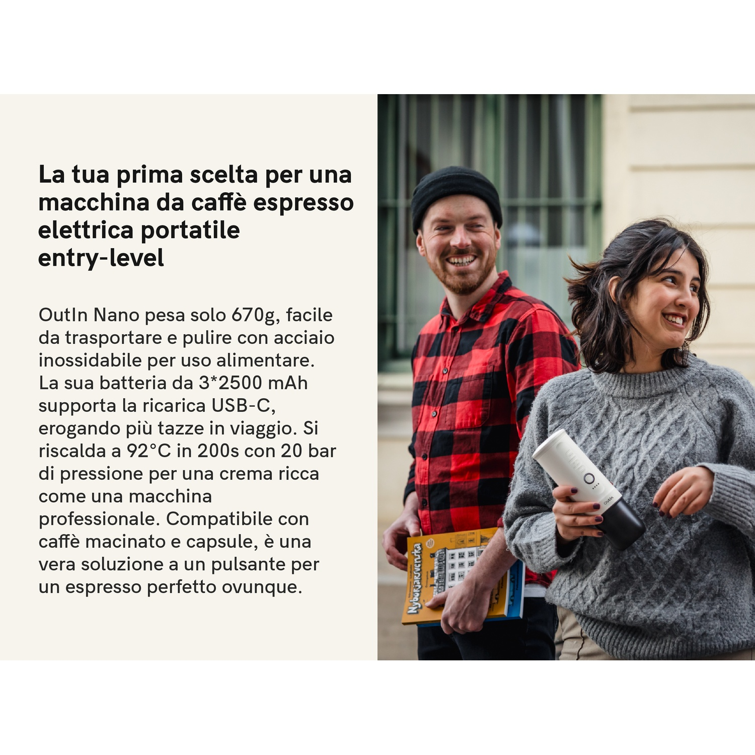 Un uomo e una donna sorridono, tengono una macchina da caffè e un libro.
