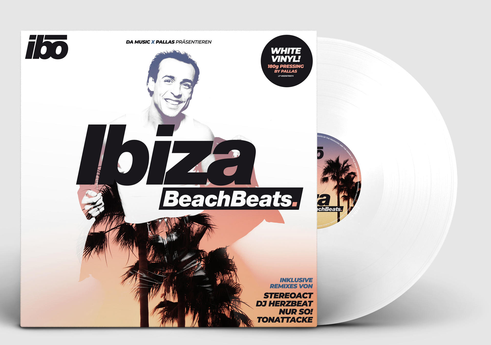Schallplatte mit Ibiza BeachBeats Cover, Mann lächelt, Palmen und Sonnenuntergang.