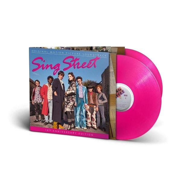 Cover des Filmsongs von Sing Street mit acht Personen und zwei rosa Schallplatten.