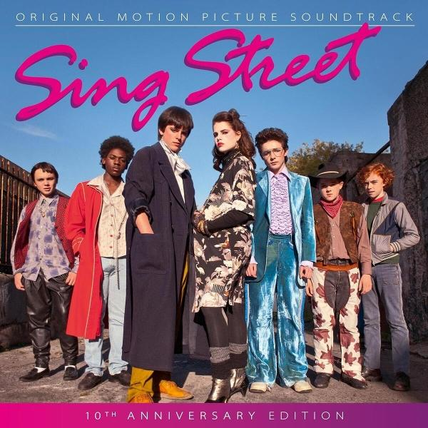 Sieben junge Leute stehen zusammen. Der Titel "Sing Street" ist groß geschrieben.