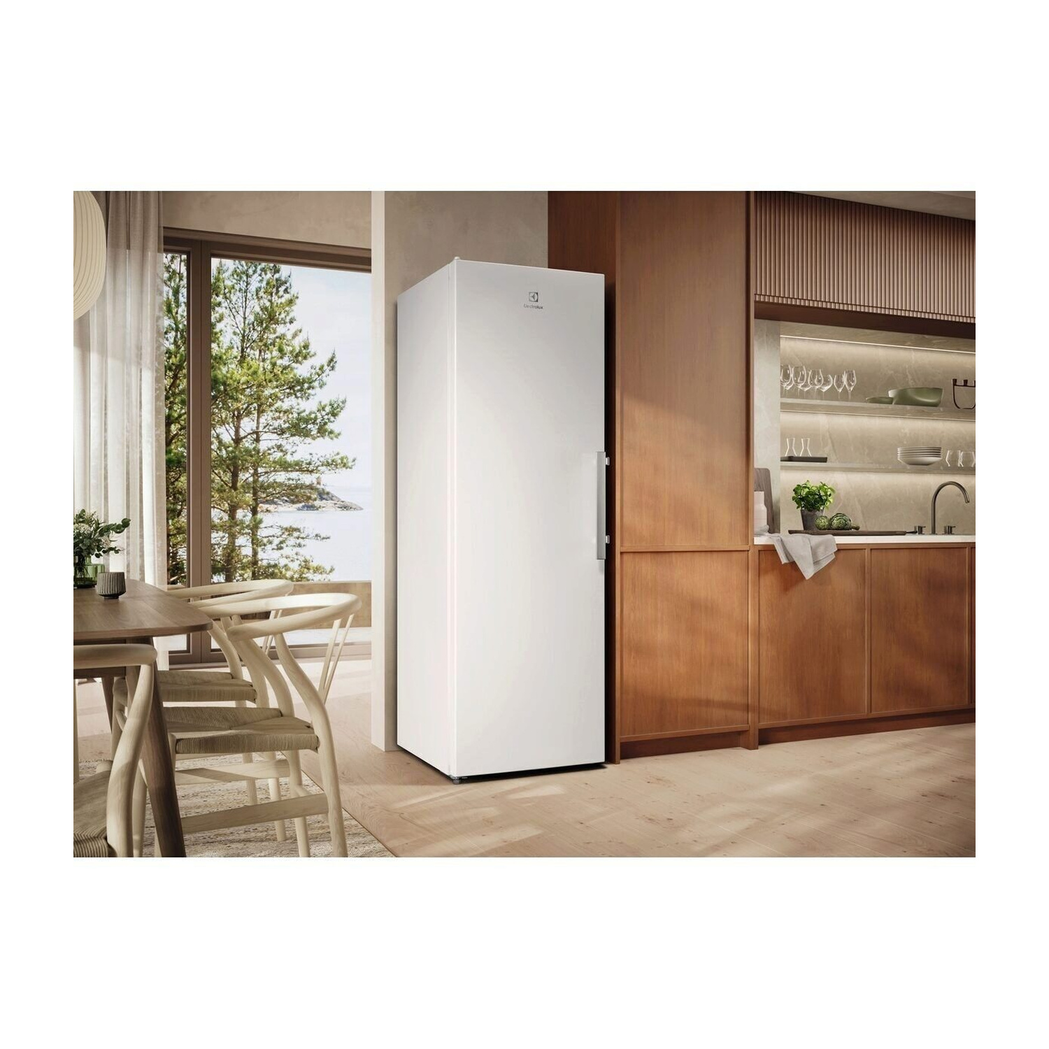 Frigorifero bianco in cucina moderna con mobili in legno e zona pranzo.