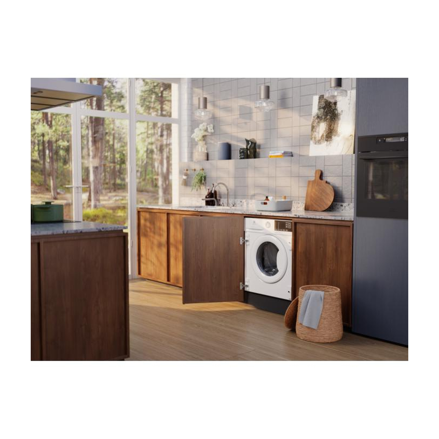Cucina moderna con lavatrice, mobili in legno e grande finestra con vista sulla foresta.