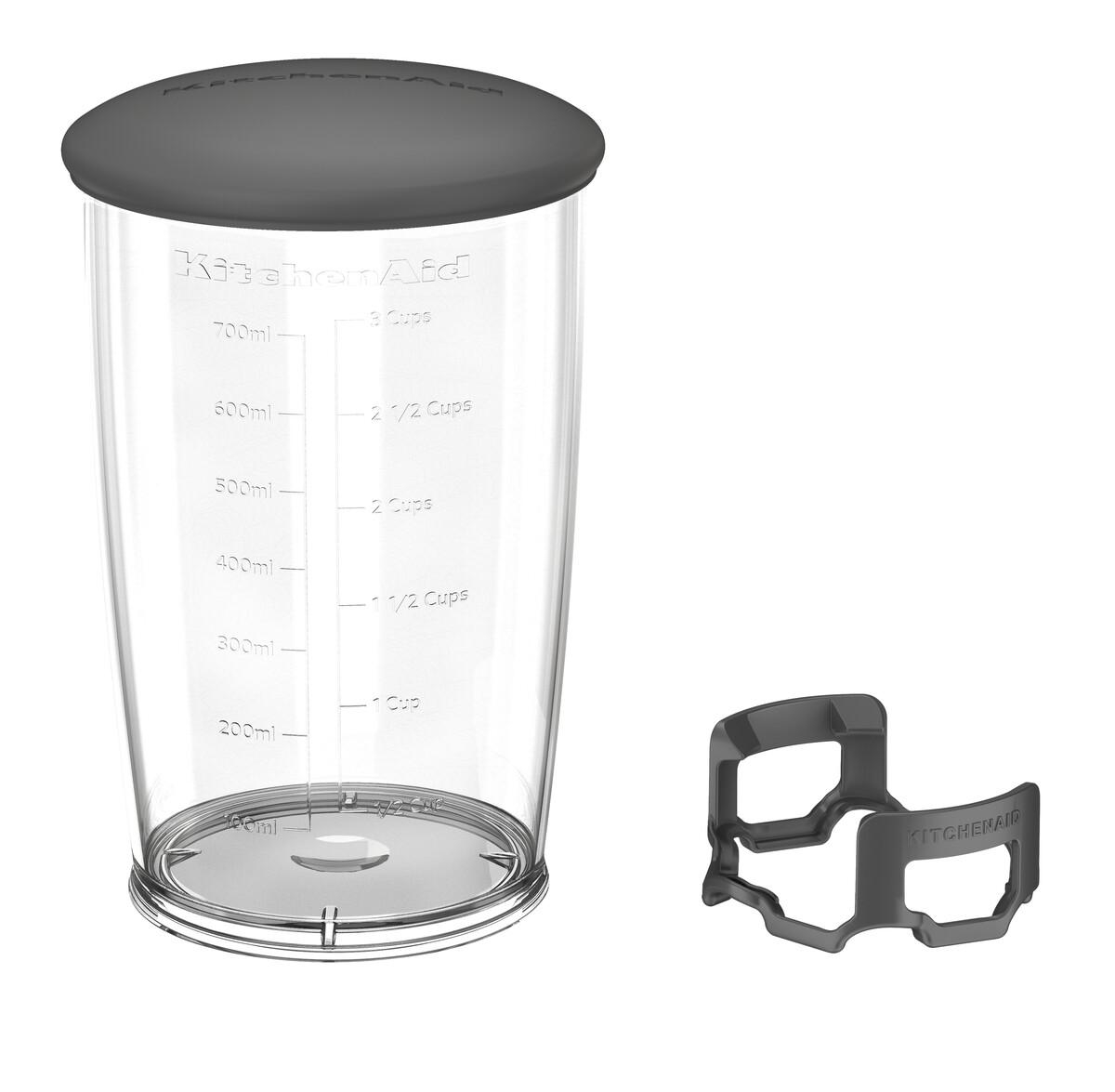 Klarer KitchenAid Messbecher mit grauem Deckel und Schneebesen-Aufsatz.
