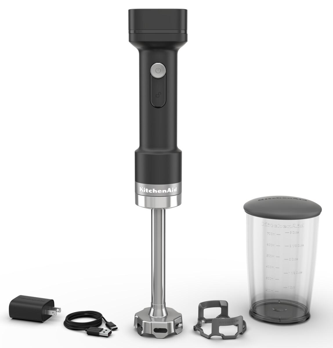 Schwarzer Stabmixer mit Zubehör: Messbecher, Kabel und Netzteil.