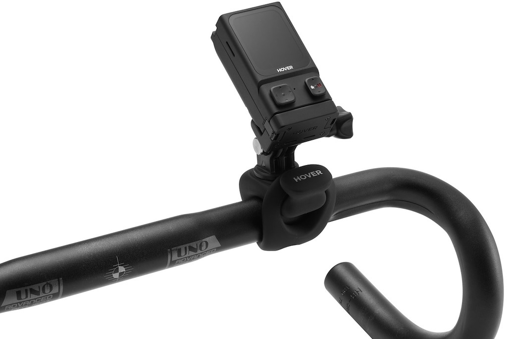 Schwarzes Fahrradlenker-Mount mit kleinem schwarzen Gerät und Kabeln.